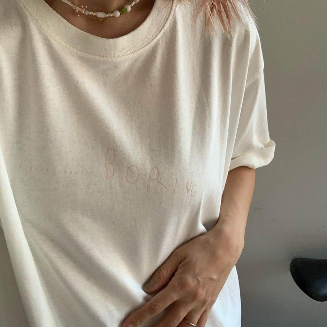 花盛友里さんのインスタグラム写真 - (花盛友里Instagram)「“Perfection is Boring” white t-shirt予約受付中ー！ yurihanamori.comのショップページからどうぞ！  ちょいと生成りっぽいヴィンテージホワイトの生地だよ。サイズはLのワンサイズ。  正面には「完璧なんてつまんない！」の意味のperfection is boringが薄ピンク色で入ってるよ。  黒ティーももうすぐ出来上がるので、黒が欲しい人はもうちょっと待っててね。」8月26日 6時03分 - yurihanamori