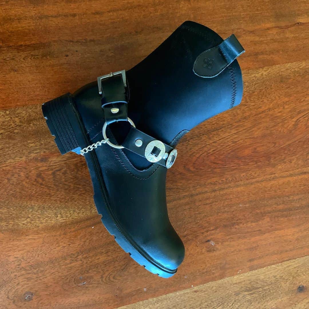 ダブのインスタグラム：「Another amazing boot added to our new fall collection. This is Virginia- it features a breathable waterproof nylon upper, soft waterproof leather lower and a versatile removable belt for dual looks. Davrain.com」