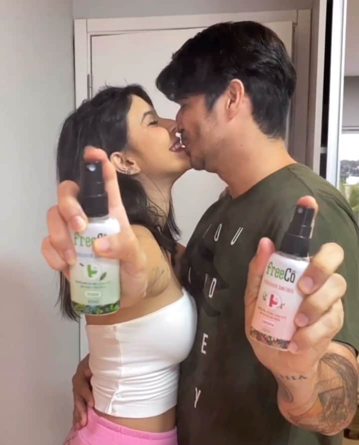 Gabriela Salesのインスタグラム：「Compras aleatorias check! Só que dessa vez não foi tão aleatória assim 💩💩😂kkk! Acertei em cheio nessa comprinha da @freecobrasil ! Cansada das carniças que seu beloved faz no banheiro? Quer fazer o número 2 na casa de amigos sem deixar rastros? Essa é a solução pra você kkk! Gente! Real!! Ele ele ajuda muitoooo a disfarçar odores indesejados! Aqui em casa não falta mais, né @abraomeron ? Amo/sou/respiro em paz kkkk. *publi - #PubliDaVidaReal」