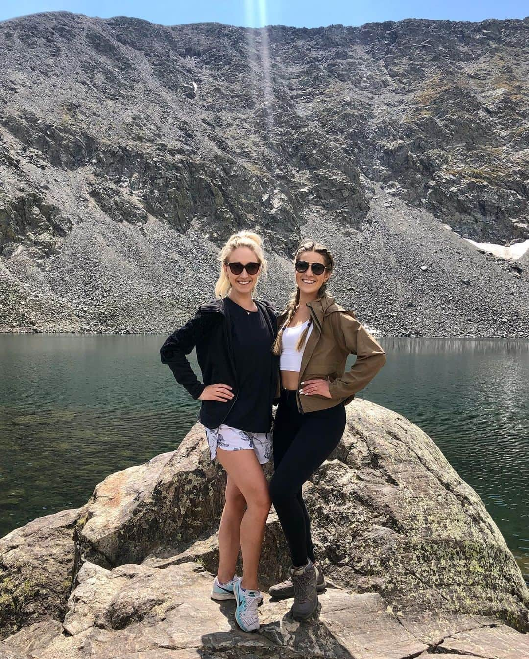 アレクシ・ギレスのインスタグラム：「Florida came to visit Colorado! 😊  Lots of scenic routes too⛰🤍🧡🥰 Missed you girl!」