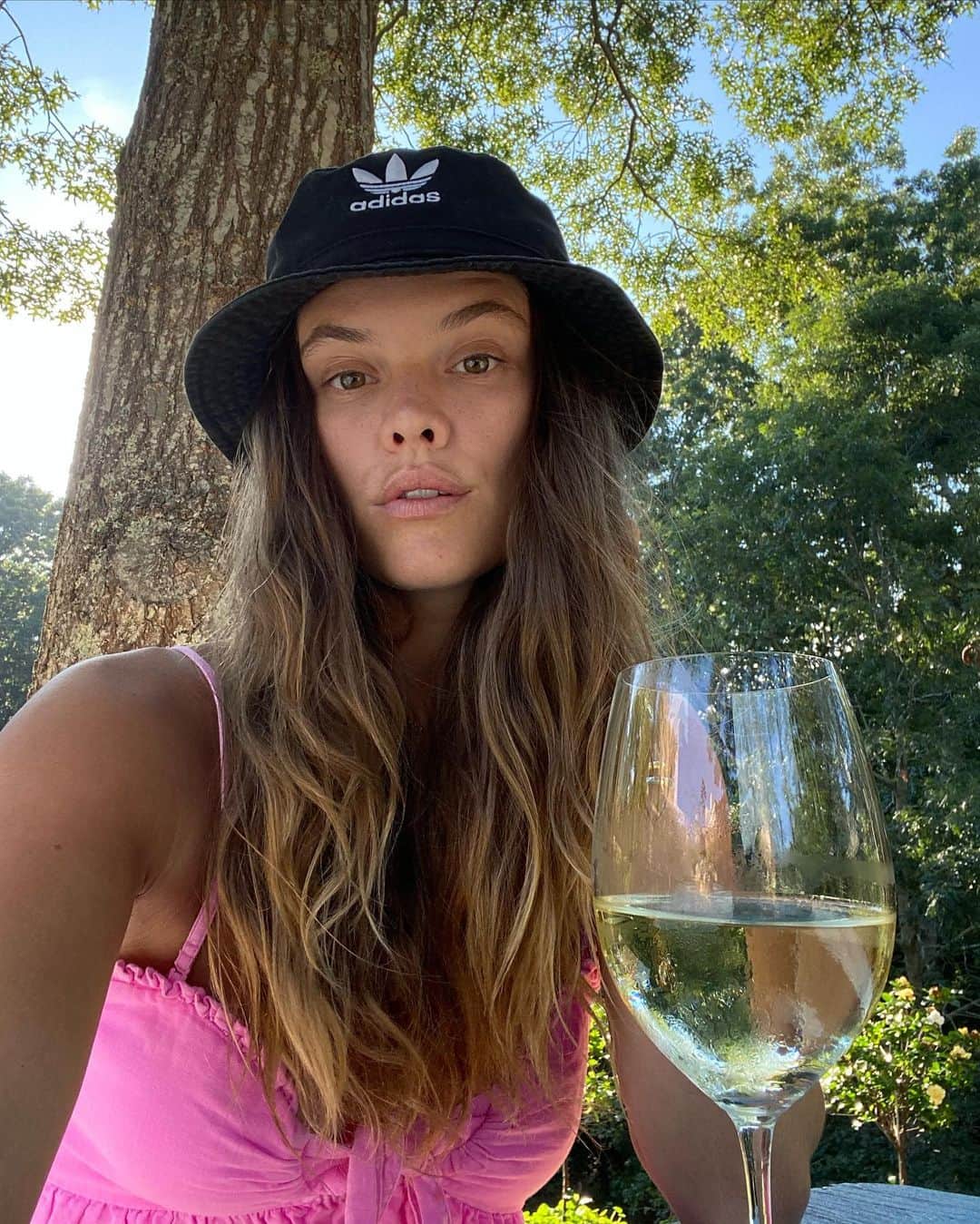ニーナ・アグダルのインスタグラム：「It’s 5 o’clock somewhere... including here 🌞🍷」