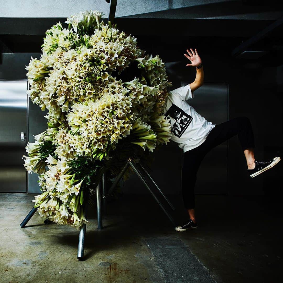 東信のインスタグラム：「Botanical Sculpture in Aoyama Date: Aug 26, 2020 #azumamakoto #makotoazuma #shiinokishunsuke #amkk #amkkproject #flowers #flowerart #botanicalsculpture #東信 #東信花樹研究所 #鉄砲百合#tokyo #花と祈り #3000本 #八女の花 #豪雨災害に耐えた花」