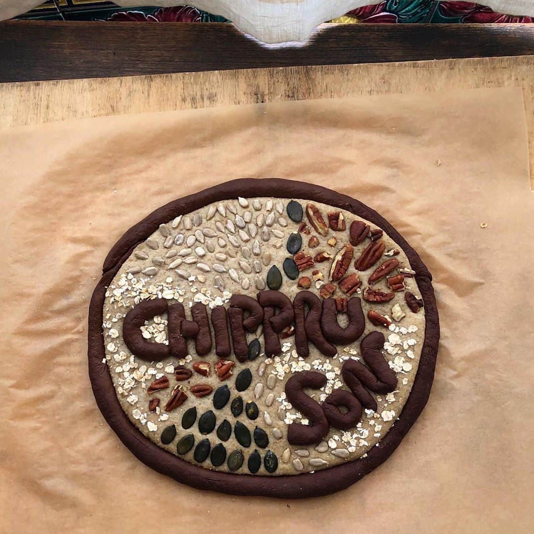 CHIPPRUSONのインスタグラム：「オモテ市ありがとうございました。遊びでパンの看板を作ってみました。簡単でおもしろかった。また作ろうと思います。パンを買ってくださった皆さま、ミルクローフは、思いっきり厚切りのトーストにして、食べるのが贅沢で美味しいですよ😆💕」