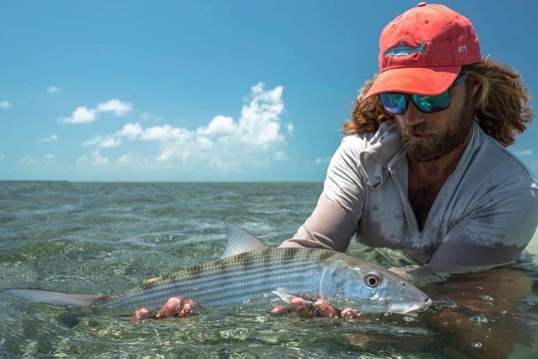 Costa Sunglassesのインスタグラム：「"If a bonefish loses equilibrium after you land it, revive it until it can swim upright, then shorten the fight time on future fish." ⁠ ⁠ Learn more about proper fish handling and conservation with the crew over at @bonefishtarpontrust. #SeeWhatsOutThere #BornOnTheWater」