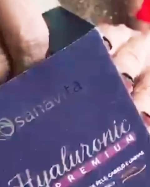 Giovanna Antonelliのインスタグラム：「Oiiiiiii! Vcs sabiam que a @sanavitaoficial foi a primeira marca a lançar o ácido hialurônico via oral ano passado???? 😃Assim que eu descobri, fiquei louca pra experimentar e com isso acabei conhecendo e usando  produtos da marca.  Bom, esse aqui é o Hyaluronic Premium, com colágeno verisol, ácido hialurônico, antioxidantes e um ativo 'sensacional' que estimula a produção de queratina 🙌🏻! Pra quem não sabe, ela fortalece nossas unhas e cabelos. A gente agradece e nossa pele também. 🥰 Ahhhhhhh !!! É em sachê!! Super prático e eu levo pra cima e pra baixo. Adoro compartilhar com todos vcs tudo que uso e me faz bem! 😉💗#ad」