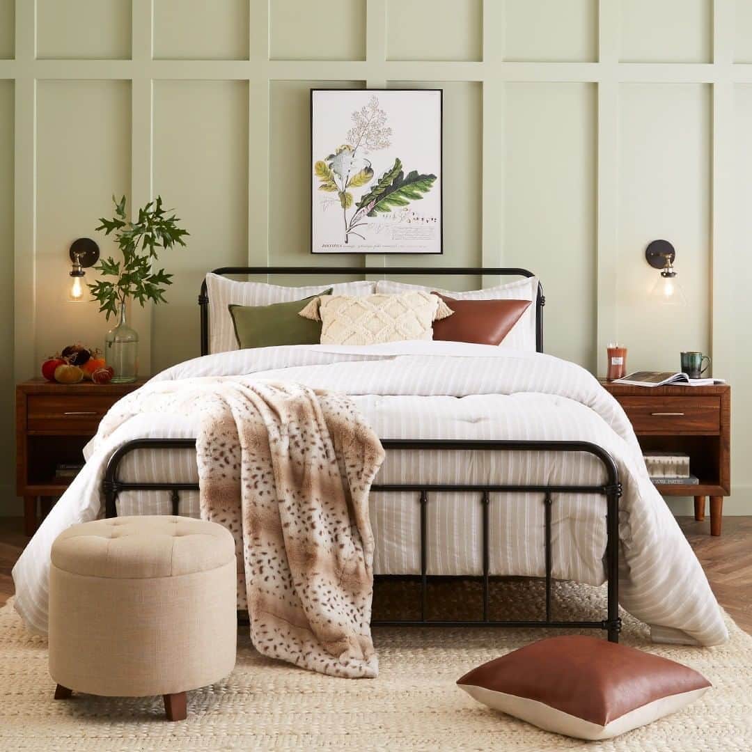 Wal-Mart Stores, Incのインスタグラム：「Fall vibes are here, and we couldn’t be more ready for them—especially when they’re as stylish and cozy-looking as this. Give your bedroom a seasonal refresh with #WalmartHome. 🍂」