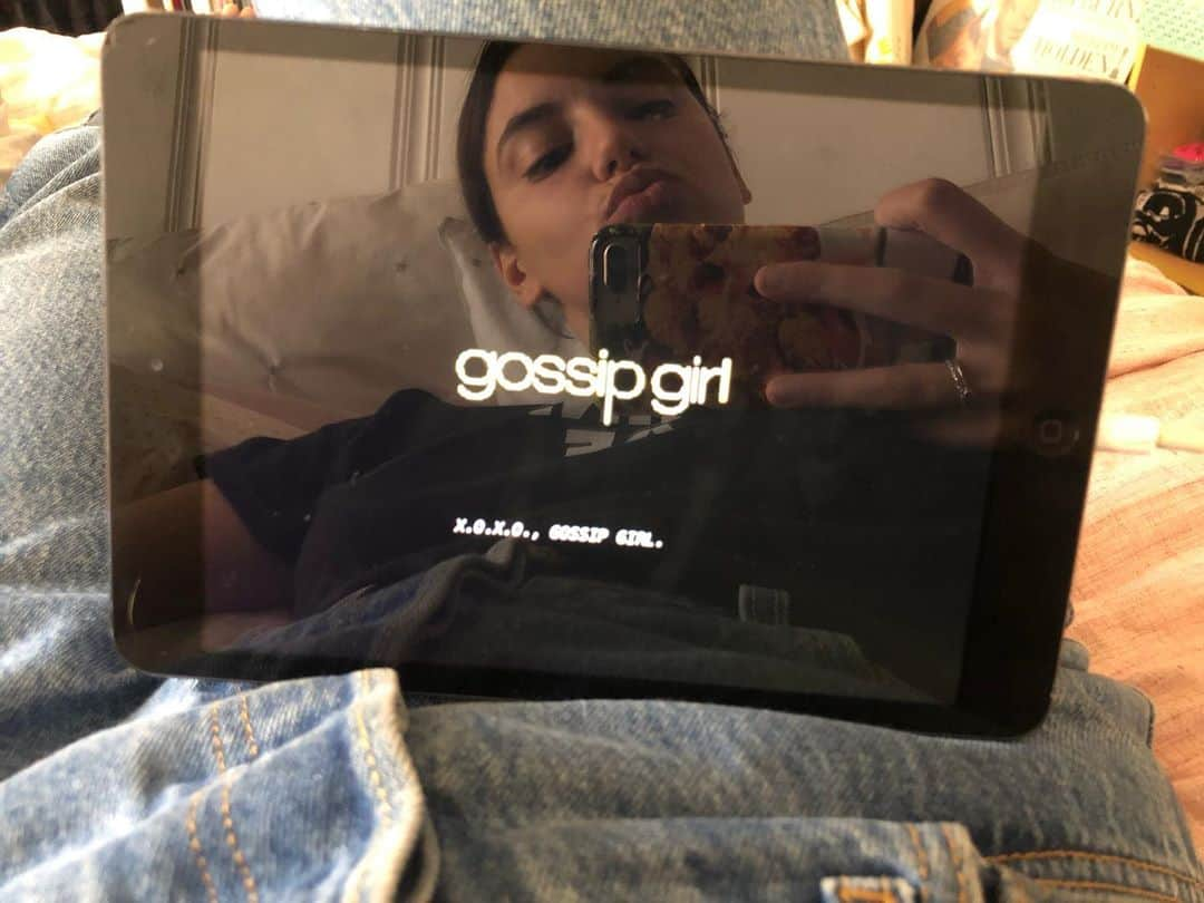 Francesca Realeのインスタグラム：「When your computer decides it’s reached the end of it’s life span but you’re dedicated to keep up with your long distance Gossip Girl marathon with @camimendes you must resort to your dads old iPad and be thankful that when you were 18 you made incredible choices and bought the entire series on iTunes.  Xoxo」