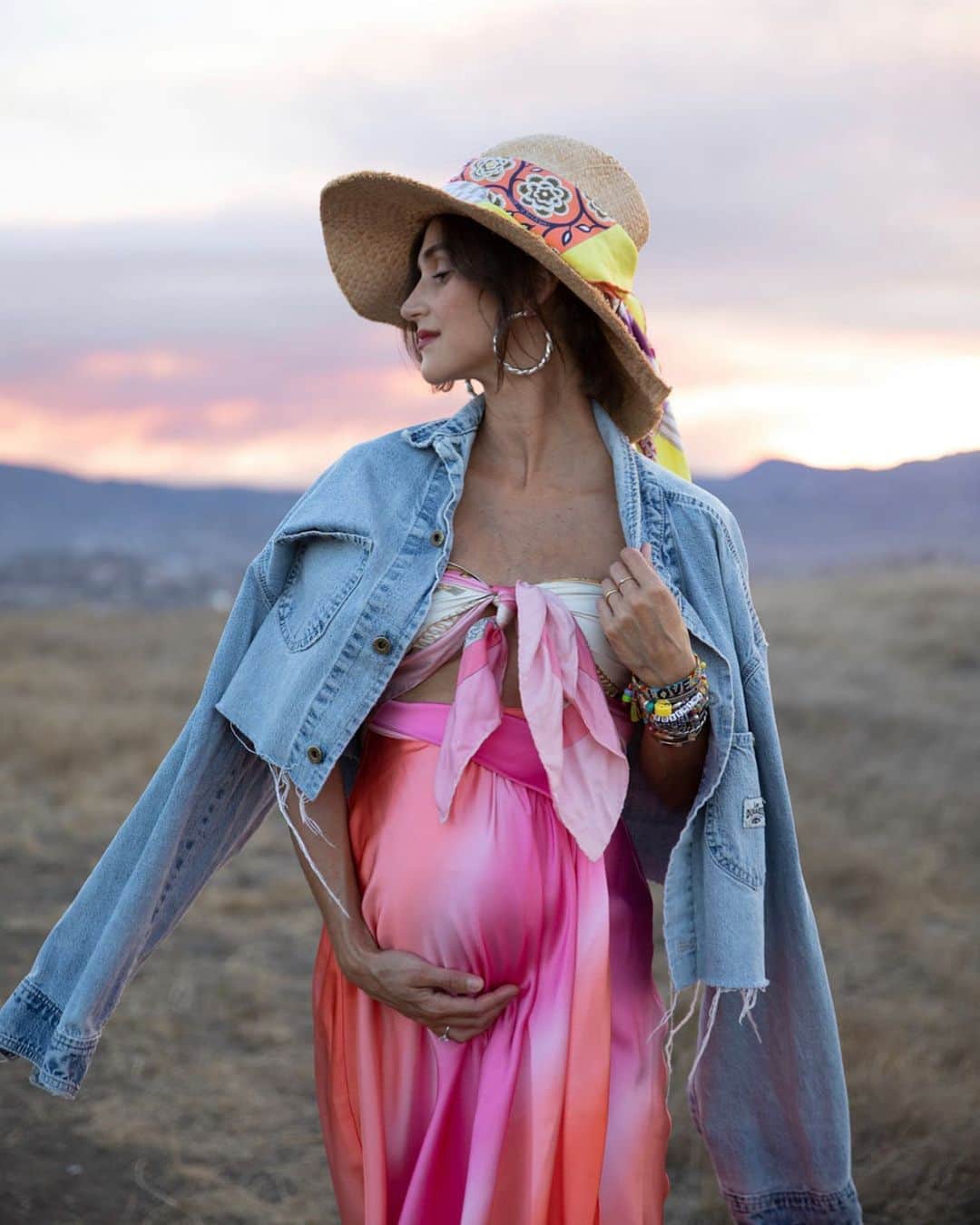 のインスタグラム：「Our NEW collection is bumpin’ 🤰🌈 @danielleasnyder in the Ombré skirt, Naomi hoops and #armparty ph @hillary_jeanne #dannijogirls #newarrivals #26weeks」