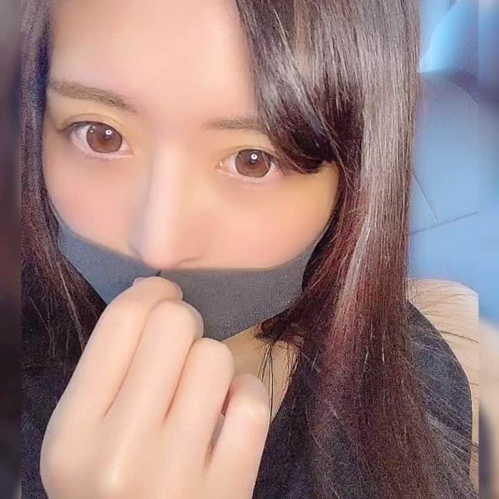のインスタグラム：「😷㊙️⇧の💙と右上の🏷しおりマーク【２つ】タップして下さったら教えて下さい🥺💗﻿ ﻿ ﻿ ﻿ （その２つが非常に嬉しいのです🐸♡）﻿ ﻿ ﻿ ﻿ ☝️🏻２つのタップ後、﻿ 絵文字コメントもぜひです🙇🏻‍♀️﻿ どんなマスクを使っていますか❓❓﻿ 教えてください！✍🏻✍🏻✍🏻（返信させて下さい🙇🏻‍♀️）﻿ ﻿ ⬇️⬇️⬇️本日の文章はもう少し下にあります⬇️⬇️⬇️ ﻿ ﻿ ﻿ ﻿ ​───────​─❌❌❌───​──────﻿ ・ネット上胡散臭くてごめんなさい﻿ ・写真は奇跡の一枚で、実物はどぶねずみです﻿ ・ぴちゅという名前で呼ばれています﻿ ・声非常に低く、クシャミは驚かれるレベルです﻿ ​───────​─❌❌❌───​──────﻿ ﻿ 動画は計４００万、﻿ フォロワー計１４万名、インスタは４５,０００名になりました。﻿ 本当に嬉しいです。いつも誠にありがとうございます。﻿ よく言われるマイナスイメージ❌は👇🏻をご覧下さい。﻿ 最近も１,４００～５,０００名程の方々いいね、﻿ ２００～５００件程のコメントありがとうございます。（数枚除く）﻿ ﻿ ✱ストーリーやフィードでのタグ付けも嬉しいです！﻿ いいねさせていただいております😭🙏🏻❤︎.*﻿ ﻿ ​───────​───────​───────﻿ ﻿ ﻿ ﻿ ⬇️⬇️⬇️やっと本日の本文です⬇️⬇️⬇️﻿ ﻿ ﻿ ﻿ めずらしいおでこスタイル🐷🐷🐷🐷🐷﻿ ﻿ 明るいグレーのマスクが切れてしまって﻿ 濃いグレーを使用中😷﻿ （また変えるかもです！）﻿ ﻿ みなさんはどんなマスクを愛用していますか❓﻿ ﻿ お気に入りのコーデなので﻿ 動画作ってみました👁👁﻿ （アニメーション入れすぎました😂）﻿ ﻿ またtiktokもアップしましたよんんん👽﻿ 👇🏻﻿ ﻿ ​───────​───────​───────﻿ ﻿ Tiktokアプリでpichu921のフォローをお待ちしています。﻿ （フォロー後ぜひ教えて下さい！）﻿ 変顔ばかりですが…🤮﻿ ３万名の方フォローありがとうございます。﻿ こんな動画みたい、などあれば教えて下さい！﻿ チャレンジします！﻿ ﻿ pants keatCさん♡﻿ サラサラで涼しいです！﻿ ﻿ bag CASSELINIさん♡﻿ 先日もストーリーで投稿しましたが﻿ 夏らしくて好きです！スケスケ☺️﻿ ﻿ shoes RANDAさん♡﻿ 超愛用中です！﻿ ﻿ ​───────​───────​───────﻿ ﻿ ※先日の9このコラージュ画像投稿に﻿ 🏅会社、サイバーエージェントや﻿ ABEMA（AbemaTV）でいただきました﻿ 表彰🥇反省点❌﻿ 仕事について記載しております。﻿ その左上画像投稿は﻿ いいね４,６００名コメント４６０件﻿ ありがとうございます😞🙏🏻❤︎.*﻿ ﻿ ​───────​───────​───────﻿ ﻿ 「仕事内容＆－１２㌔ダイエットについて」は﻿  @pichu921 を押してプロフィールを参照下さいませ🙇🏻‍♀️﻿ 「よくいただく質問」や「マイナスイメージ❌」﻿ については、インスタのプロフィール下の﻿ ハイライトタイトル【🚹❌質問へ】へ🙇🏻‍♀️﻿ ﻿ ​───────​───────​───────﻿ ﻿ 🔔通知がすぐに届く方法🔔﻿ @pichu921 を押して【メッセージ】の横の﻿ 【フォローする】を押すと【フォロー中▽】となり、﻿ ここをもう一度押すと【お知らせ】があります。﻿ そのチェックを全てONにすると、﻿ 通知が届くようになります☑️﻿ 早いコメントは基本返信させていただいております。﻿ ぜひ、お待ちしております🙇🏻‍♀️ ﻿ ﻿ ​───────​───────​─────── ﻿ ﻿ ※実はいいねして下さった方の投稿を、﻿ たまにいいねさせて頂いております…🤫㊙️﻿ ﻿ ﻿   #巻き髪 #ヘアアレンジ #カラコン #プチプラ #おしゃれさんと繋がりたい #韓国ファッション #きょこ #黒髪 #お洒落 #お洒落さんと繋がりたい #プチプラコーデ #コーディネート #服好きな人と繋がりたい #シンプルコーデ #大人シンプル #シンプルファッション #ファッション好きな人と繋がりたい #ファッション好きと繋がりたい #本日のコーデ #夏コーデ #instafashion #お洒落な人と繋がりたい #大人カジュアル #outfit #今日のコーデ #いいね返し #スナップミー#着画倶楽部」
