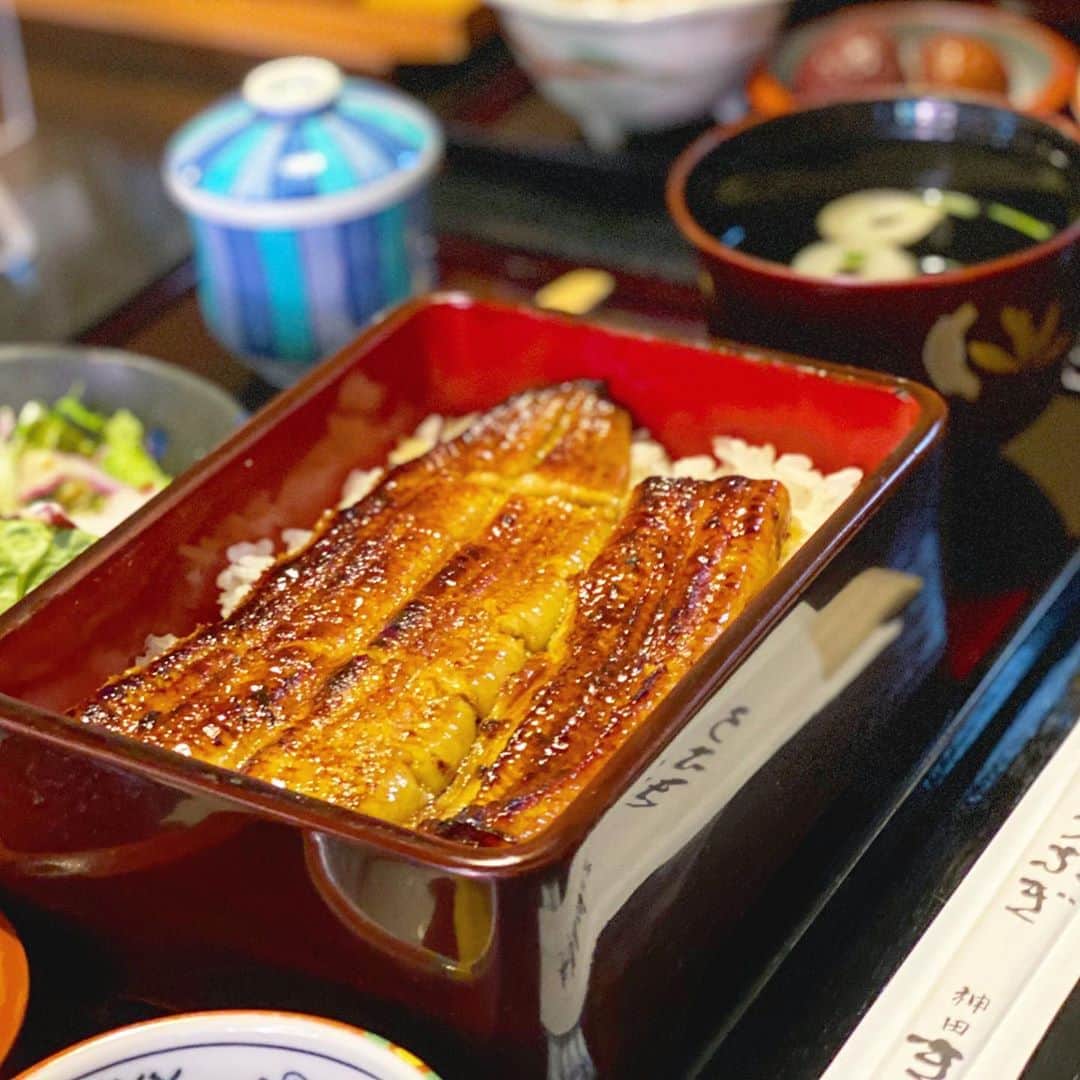 のインスタグラム：「#鰻重  毎年、土用の丑の日近辺に 一緒に鰻を食べている川嶋典子さん @noriko__kawashima (オフィシャルアカウントができました)  今年は遅れに遅れたけど 夏が終わる前に間に合った  cokeのCMで一緒になり あれから40年! とまではいかないけど それでも30年以上のおつきあい  久しぶりでも 久しぶりじゃなくても よく喋る!  #鰻#美味しかった」