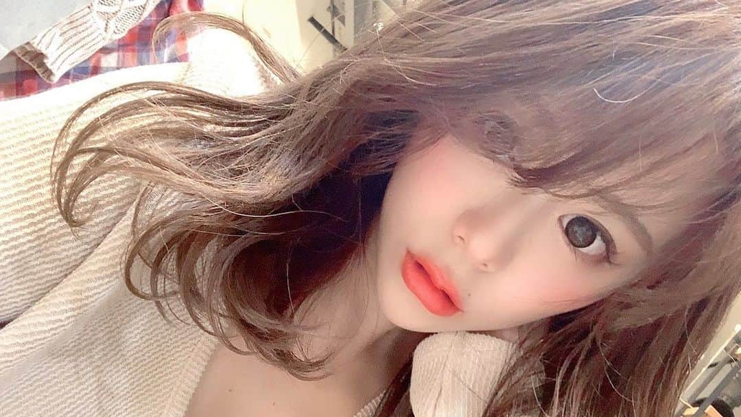 のインスタグラム：「長いのが恋しい。 春頃に撮影したときのoff shot📸 . . . #サロン撮影 #サロンモデル #サロモ #撮影 #shooting #model #モデル  #美容院  #作品撮り #春カラー #ミディアムヘア #うざバング #ブリーチ1回 #ボブ  #ハイトーンカラー #f4follow #summer  #ootd #cute #fashion #アッシュブラウン #instagood #커플티 #남친룩 #팔로우 #선팔하면맞팔 #뷰스타그램 #instagood #fff #l4like #beauty」
