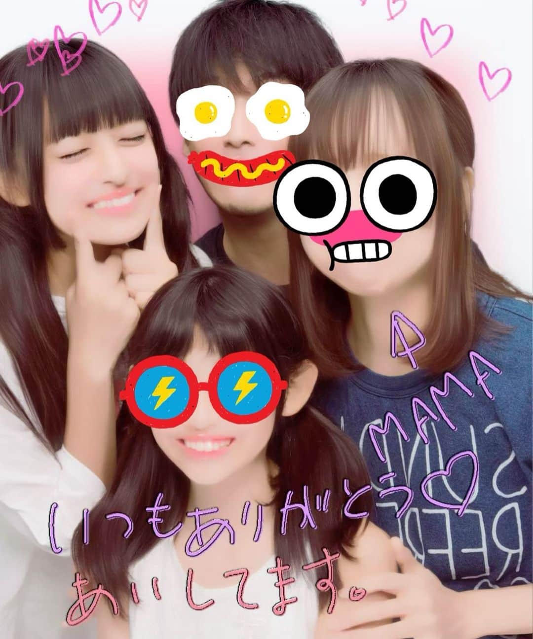 りりりのインスタグラム：「今日はママのお誕生日でした❣️❣️ ママがみんなでプリクラ撮りたいって言ってたから、家族で撮ったよ✌️ 夜ごはんも美味しかったし、プリクラも撮れたし、学校帰ってきてからずっと笑いまくりで楽しかった‼️ じぶんの家族大好き🥰🥰🥰 ・ ・ #りりり #ママの誕生日 #おめでとう #ケーキは今から #食べます #ママの好きな #モンブラン」