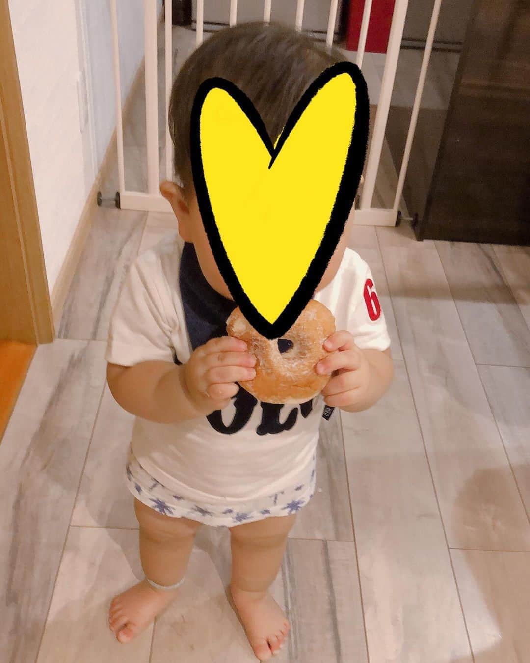 のインスタグラム：「ドーナツデビューの1番下の弟🖤 弟の野球チームの仲間の妹達とうちの妹🖤 わーーーるどディスタンスの時のまつり🖤💛 #wawawaまつり #wawawa #弟 #妹 #ためどり #可愛い」