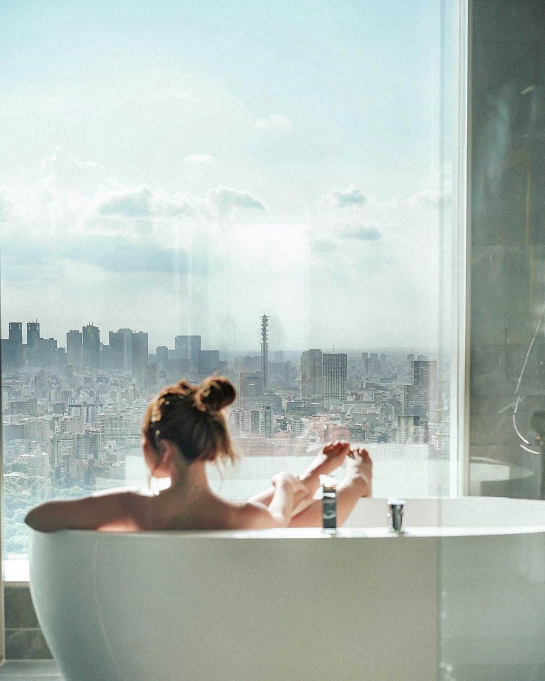 Manamiのインスタグラム：「🏙🛀💕🤍 9/1に大手町にOPENするFour Seasons Hotelに ご招待頂きstayさせて頂きました🤍 素敵すぎた🥺🤍 いちばんのお気に入りはなんといっても 東京の景色+このお風呂😚🤍 夜景も朝も最高😭✨  Thank you for the invitation @fsotemachi」