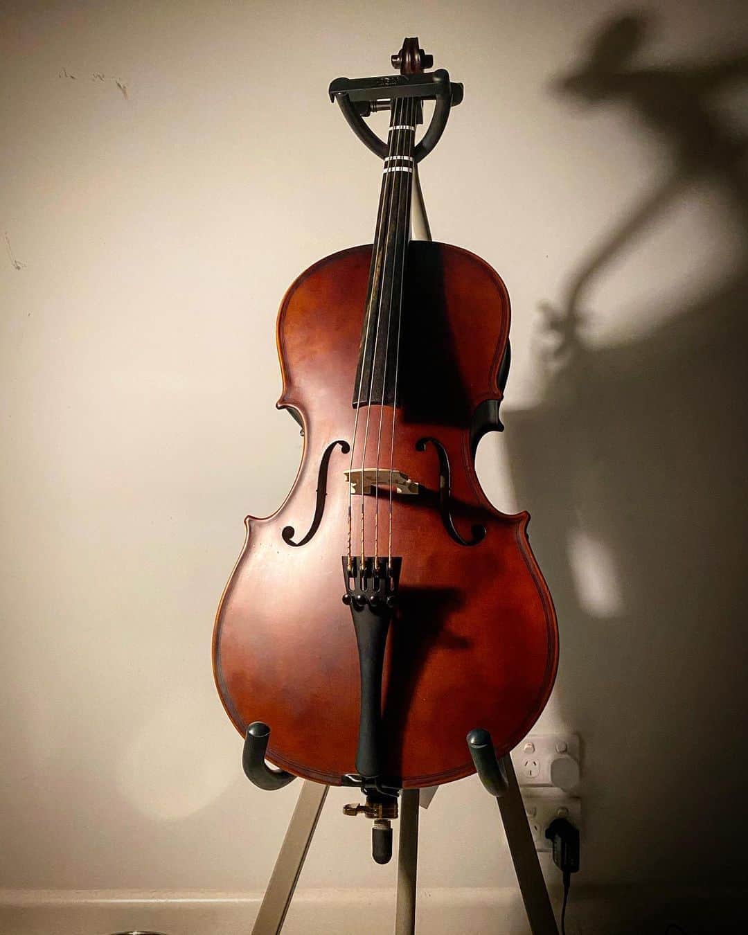 土井雪広のインスタグラム：「演奏者側の癖強いなー。いい音が出ない…😂😂😂  #cello」