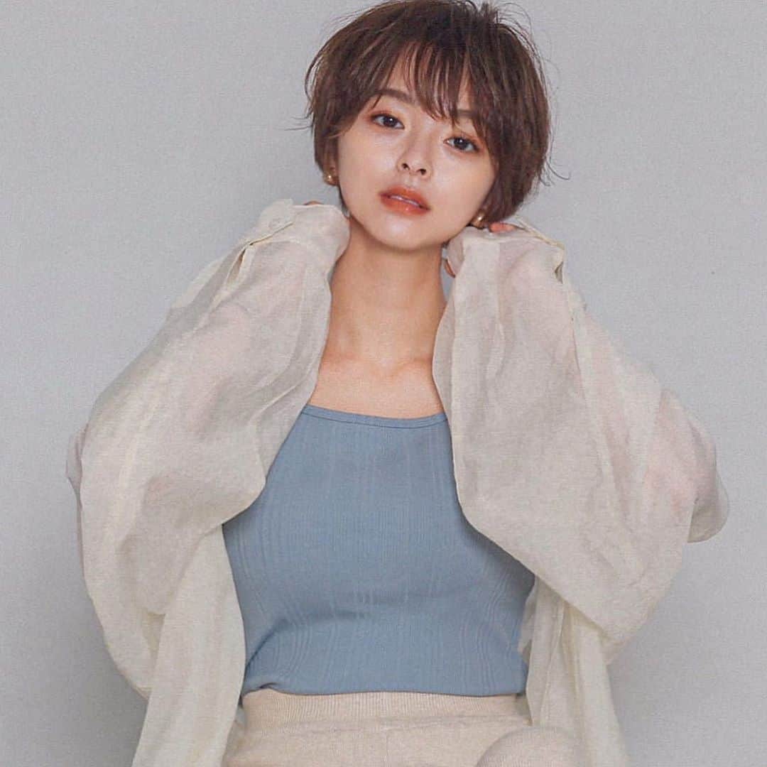 かおりのインスタグラム：「・ ・  髪色は 明るいのと暗いのどっちがいいかな？🥺  #アースカラー #ノースリーブ」