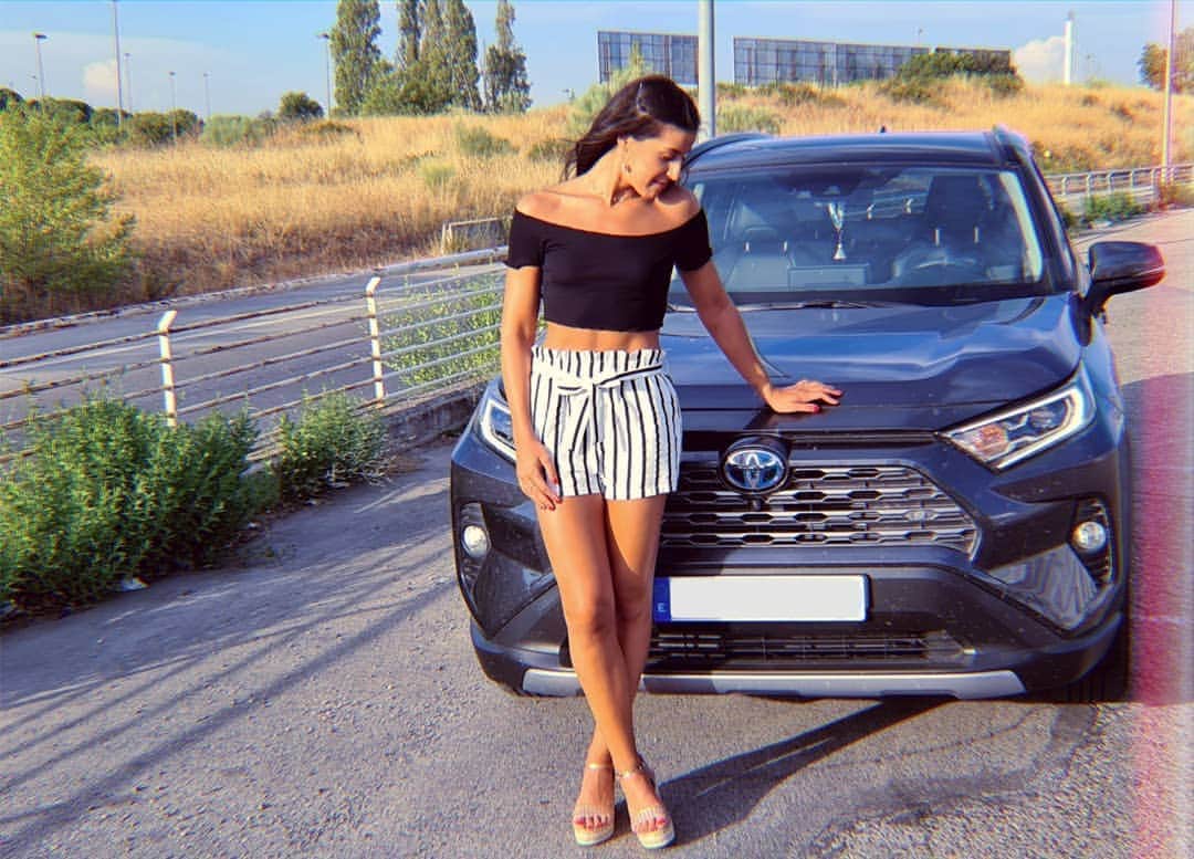 のインスタグラム：「Sυηѕєт ℓσνє 🌅💕 ¿Cuál es vuestro momento favorito del verano? ☀️⠀ ⠀ @toyota_esp #RAV4」