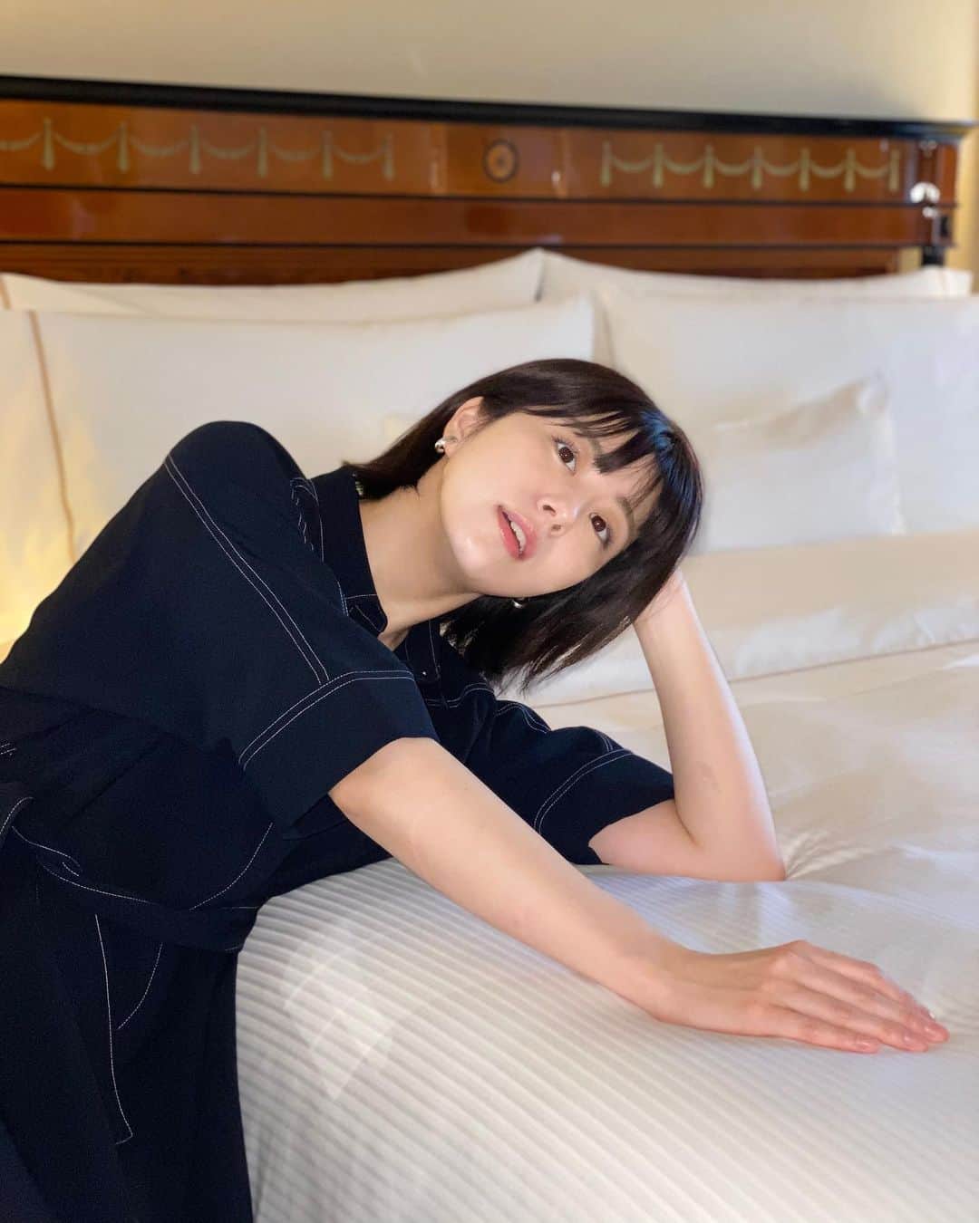 森山るりのインスタグラム：「. 少し前に小山内さんの所で 髪暗くしました☺︎ @osanairyo  いつも素敵な色にしてくれます😌 #撮ったのは女の子です #謎の右手 #nofilter」