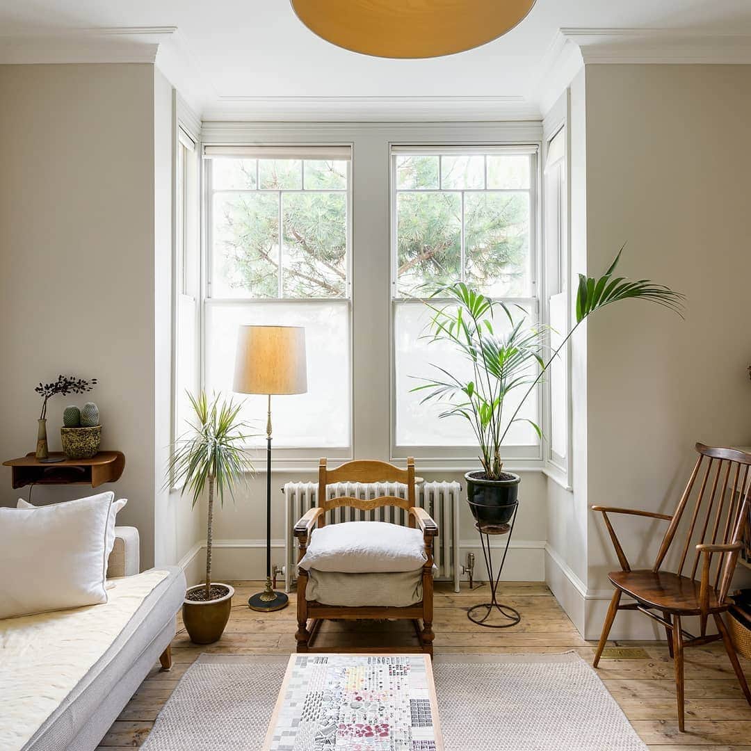 The Modern Houseさんのインスタグラム写真 - (The Modern HouseInstagram)「As her home comes on to the market, Alyson Waller describes giving up her day job to focus on turning a tired Victorian house and garden in Leyton, east London, into a tranquil urban hideaway that feels far removed from the bustle of the city. Tap the link in our bio to read more. @alsloftbuild」8月25日 21時59分 - themodernhouse