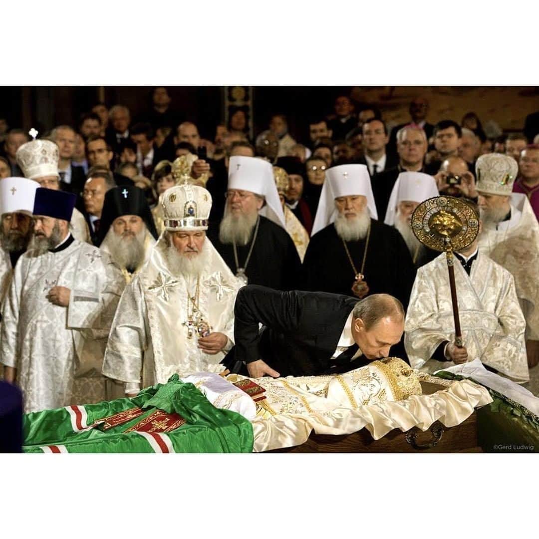 Gerd Ludwigさんのインスタグラム写真 - (Gerd LudwigInstagram)「Then-Prime Minister Vladimir Putin kisses the body of Patriarch Alexy II, a favored ally, at his funeral in the Cathedral of Christ the Savior. Alexy’s successor, Metropolitan Kirill (in white crown), stands close. Putin has claimed the church is as vital to Russia’s security as its nuclear shield.  Although very difficult to access, I’ve had the chance to photograph Putin a few times throughout my career. This image, taken in 2008, shows that Putin, once a member of the KGB, now bows to the role of the church in modern Russian society.   With the recent poisoning of Russian opposition leader and prominent critic of the Kremlin, Alexey Navalny, Russia is once again making headlines, causing many to question the Kremlin’s role in the occurrence. A self-proclaimed man of faith, Putin denies any ties between his administration and the event.  @thephotosociety #Russia #Putin #Moscow #AlexeyNavalny」8月25日 22時00分 - gerdludwig