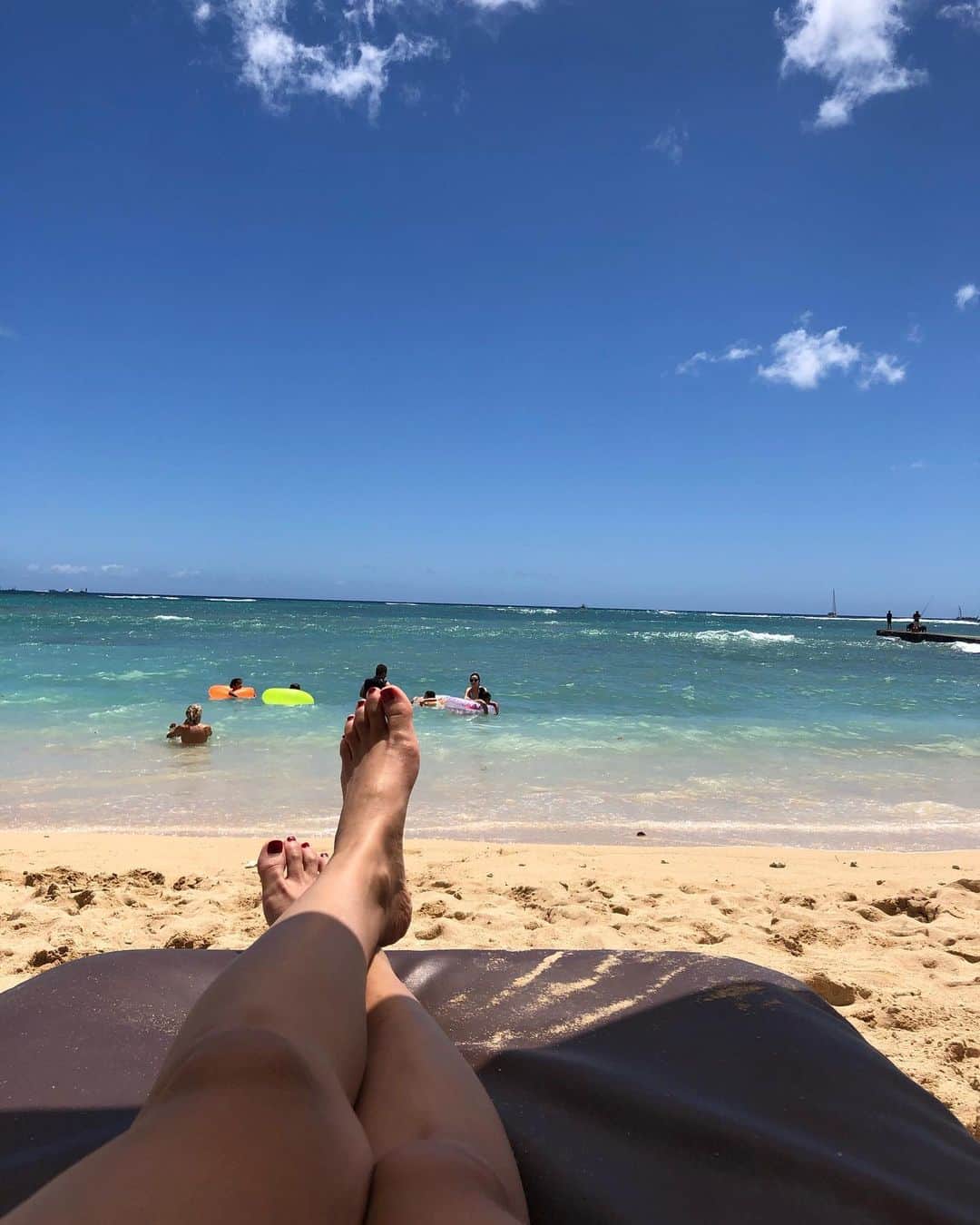 田代裕美恵のインスタグラム：「🌞 . . 人だらけのワイキキビーチも 嫌いではない。 ☝︎ ただ、常夏が好きなだけ笑 . . テレビでガラガラのワイキキ見て えぇー🥺 ってなる人も多いと思う🥺 #共感すぐ求める笑 . . #imisstravelling #hawaii #waikiki #beach #throwback . . #旅行行きたすぎて振り返ることにしました」