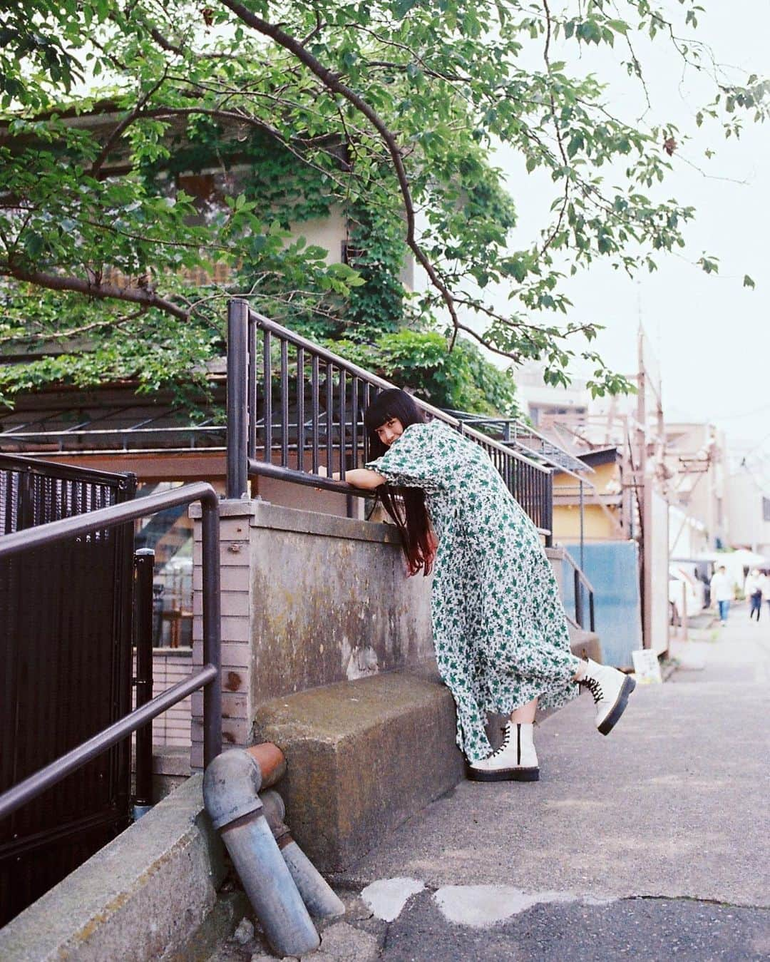 haru wagnusさんのインスタグラム写真 - (haru wagnusInstagram)「Kamakura Sanpo ㅤㅤㅤㅤㅤㅤㅤㅤㅤㅤㅤㅤㅤ ㅤㅤㅤㅤㅤㅤㅤㅤㅤㅤㅤㅤㅤ 鎌倉という街の雰囲気が好きです。古さとお洒落さのバランスが素敵。今週末は鎌倉で浴衣と甚平でのフォトウォークです。すでに満員御礼👘夏終わりの素敵な１日にしなくちゃね☺︎ ㅤㅤㅤㅤㅤㅤㅤㅤㅤㅤㅤㅤㅤ ㅤㅤㅤㅤㅤㅤㅤㅤㅤㅤㅤㅤㅤ #鎌倉　#kamakura  #leicafilm #LeicaM4」8月25日 22時02分 - wagnus