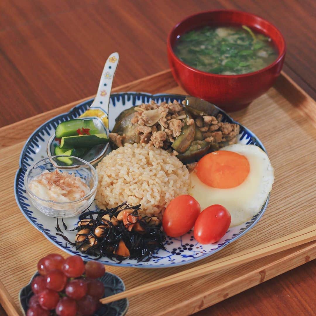 Kaori from Japanese Kitchenさんのインスタグラム写真 - (Kaori from Japanese KitchenInstagram)「料理ライブで作った副菜で夏の薬膳ワンプレート。 ・ こんばんは。 昨日の朝昼ごはん。 日曜の夜の料理ライブで作ったお惣菜3品と 朝届いたふるさと納税の返礼品のお野菜で 簡単ワンプレートでした。 全体的に茶色いなー。（玄米と和食あるある） ・ 料理ライブでは、薬膳の考え方に基づいて 夏を乗り切るメニューを3品作りました。 ライブの復習として、今日の走り書きは ライブで紹介した内容を再掲しました。 スワイプして6枚目からです。 夜遅くにも関わらずお付き合いくださった皆様 ありがとうございました。 ライブはIGTVに保存しています。 山芋を叩いてた途中で夫がライブに乱入し 「うるさい」とクレームを頂戴しました😓 自分も画面越しの皆様も ドキッとしたかと思います…笑 （放送事故レベルで素だった） AirPodsのノイズキャンセリング機能で うるさいかどうか全くわからず。猛省。 今度から騒音を出さないように料理しないと。 ・ 日中はまだまだ暑いですが 朝晩から秋の気配を感じる最近の東京。 早く夏終わってと思いながらも 秋を感じると少し淋しいな… 暑すぎて家からほぼ出てないため 夏らしいことをなにかやりたいと思う今日この頃。 今日もお疲れ様でした☺︎ ・ 【おしながき】 玄米 賀茂茄子と挽肉のエスニック風炒め 目玉焼き アイコ（ミニトマト） ひじきと豆の煮物 騒音を出した山芋の梅かつお和え 台湾風きゅうりの冷菜 デラウェア ・ ・ ・ ・ 2020.08.25 Tue Hi from Tokyo! Yesterday’s Japanese breakfast. ・ ・ ・ ・ ・ #japanesefood #breakfast #朝ごはん #ワンプレート #和ンプレート #おうちごはん #早餐 #薬膳 #うつわ #自炊 #松浦コータロー #たなかふみえ #鳥山高史」8月25日 22時03分 - coco_kontasu