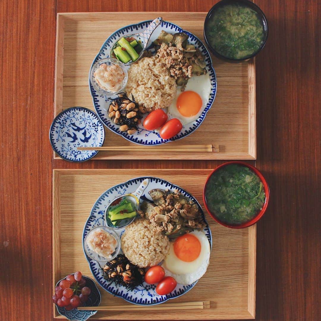 Kaori from Japanese Kitchenのインスタグラム：「料理ライブで作った副菜で夏の薬膳ワンプレート。 ・ こんばんは。 昨日の朝昼ごはん。 日曜の夜の料理ライブで作ったお惣菜3品と 朝届いたふるさと納税の返礼品のお野菜で 簡単ワンプレートでした。 全体的に茶色いなー。（玄米と和食あるある） ・ 料理ライブでは、薬膳の考え方に基づいて 夏を乗り切るメニューを3品作りました。 ライブの復習として、今日の走り書きは ライブで紹介した内容を再掲しました。 スワイプして6枚目からです。 夜遅くにも関わらずお付き合いくださった皆様 ありがとうございました。 ライブはIGTVに保存しています。 山芋を叩いてた途中で夫がライブに乱入し 「うるさい」とクレームを頂戴しました😓 自分も画面越しの皆様も ドキッとしたかと思います…笑 （放送事故レベルで素だった） AirPodsのノイズキャンセリング機能で うるさいかどうか全くわからず。猛省。 今度から騒音を出さないように料理しないと。 ・ 日中はまだまだ暑いですが 朝晩から秋の気配を感じる最近の東京。 早く夏終わってと思いながらも 秋を感じると少し淋しいな… 暑すぎて家からほぼ出てないため 夏らしいことをなにかやりたいと思う今日この頃。 今日もお疲れ様でした☺︎ ・ 【おしながき】 玄米 賀茂茄子と挽肉のエスニック風炒め 目玉焼き アイコ（ミニトマト） ひじきと豆の煮物 騒音を出した山芋の梅かつお和え 台湾風きゅうりの冷菜 デラウェア ・ ・ ・ ・ 2020.08.25 Tue Hi from Tokyo! Yesterday’s Japanese breakfast. ・ ・ ・ ・ ・ #japanesefood #breakfast #朝ごはん #ワンプレート #和ンプレート #おうちごはん #早餐 #薬膳 #うつわ #自炊 #松浦コータロー #たなかふみえ #鳥山高史」