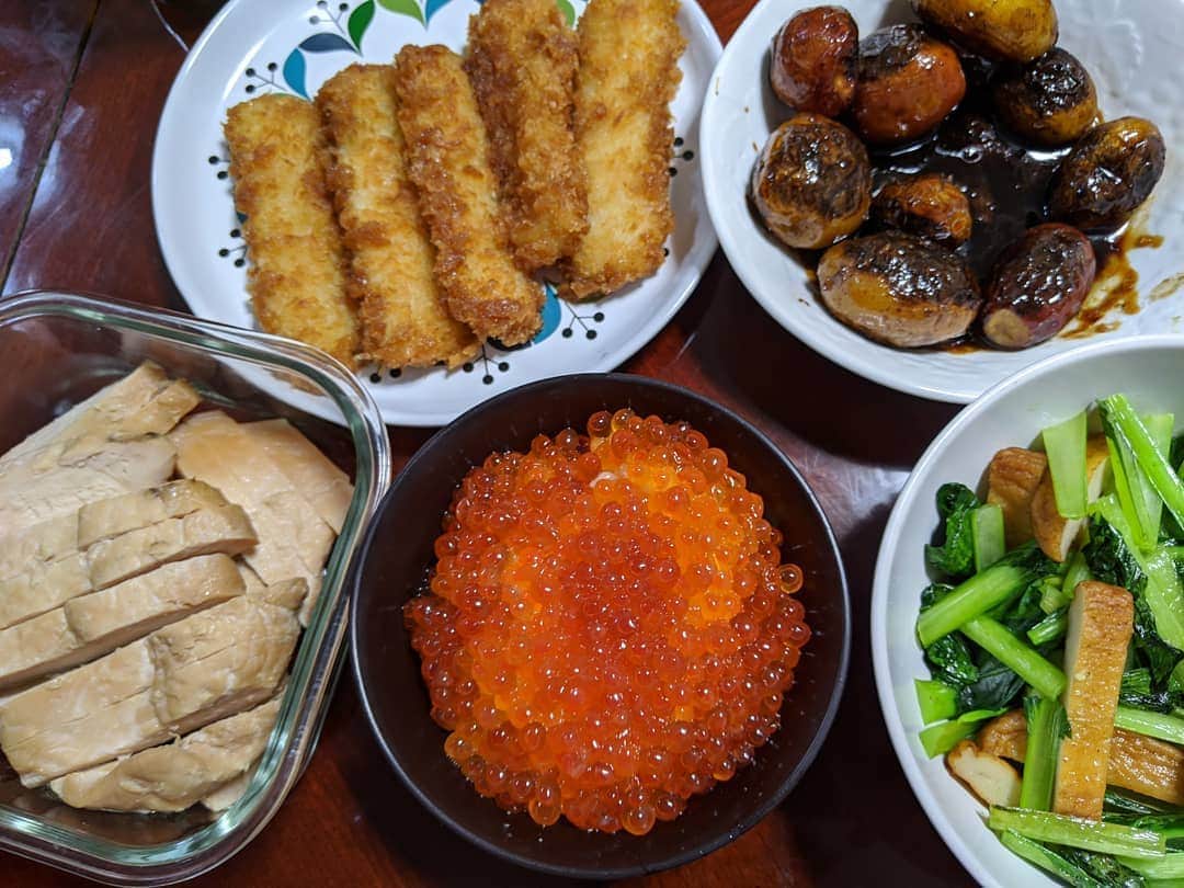山部朱里のインスタグラム：「【突然のイクラ丼】 ①イクラ丼 ママ友から頂いたイクラを豪快に。どんぶり４杯分以上ありました。なんて贅沢なんでしょう。 ②３日漬けた胸肉のチャーシュー にんにく生姜お砂糖醤油オイスターソースに３日漬けておいた胸肉を、、タレごとレンジで温めました。様子見ながら温めました。２枚一緒に温めたので、表は６分〜７分くらいかけてたはず。裏返して４分。 ③パルシステムの好きなメニュー！イカフライ チンするだけって主婦の味方。よくわかってる。 ④ジャガイモ煮っころがし ママ友からおすそ分けしてもらったジャガイモをカリッと炒めてお砂糖お醤油で甘じょっぱく仕上げています。 ⑤小松菜さつま揚げ いつものニラ炒めの小松菜バージョン！めんつゆのみ。 . . とにかくイクラ丼が美味しすぎました。 . . #おうちごはん #お家ごはん  #料理 #自炊 #節約 #簡単料理 #簡単レシピ #時短料理 #時短レシピ #おかず #イクラ  #いくら  #チャーシュー  #チキン #胸肉  #パルシステム #子育て #育児 #年子 #男の子ママ  #兄弟」