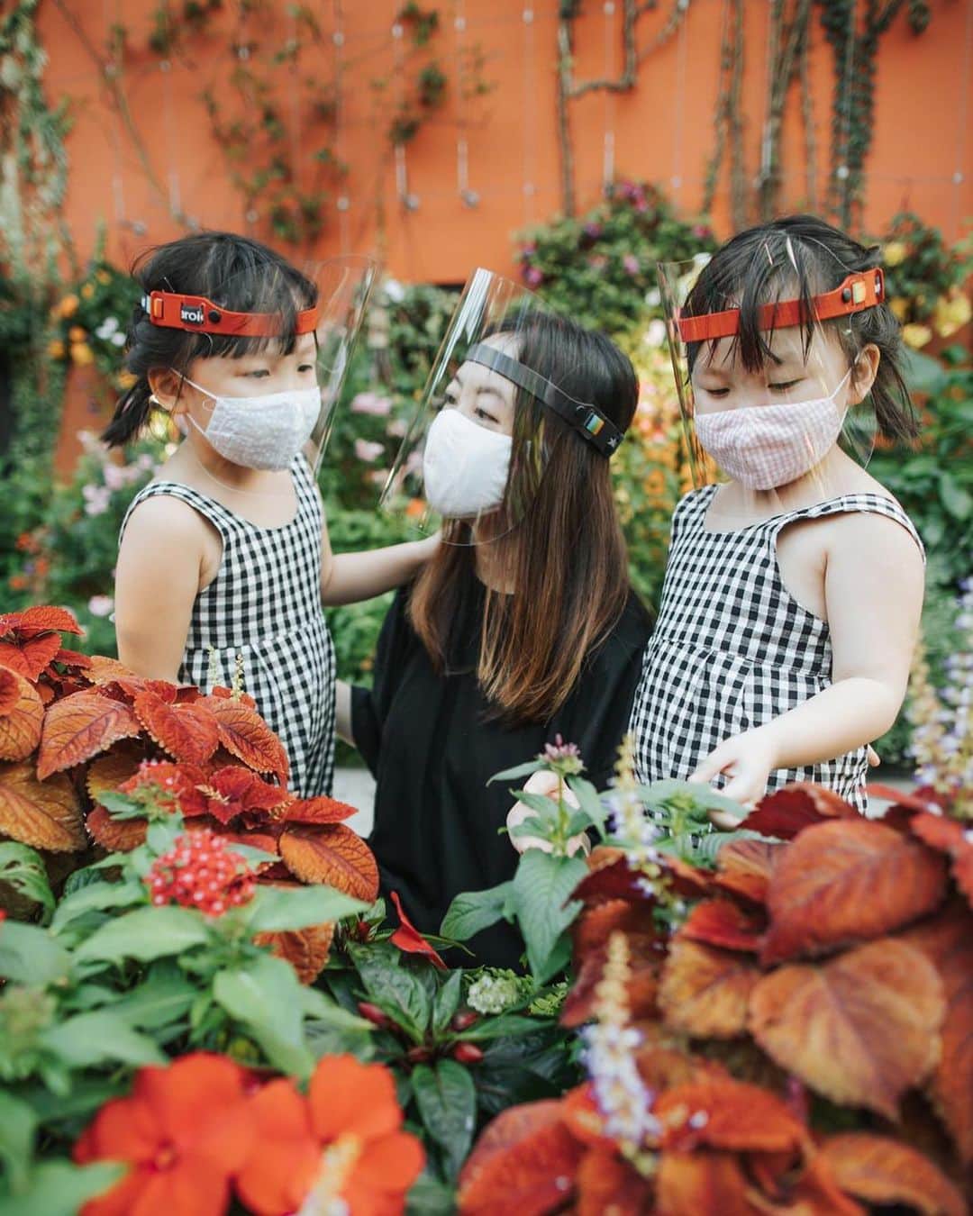 MOMOツインズさんのインスタグラム写真 - (MOMOツインズInstagram)「Living the new norm. Getting the kids outdoors alot more these days and becoming tourists in our homeland. That also means we have to stay vigilant with more exposure to crowds.  @polaroideyewear face shields are an extra protection on top of the mandatory masks. These are lightweight, anti-fogging and comes with an adjustable fit which are available in both adult and kids sizes. If only we can get Luke to put on one of these too!  Get yours online at polaroideyewear.com.sg #PolaroidEyewear #SeeBeyond #StaySafe #sp」8月25日 22時06分 - leialauren