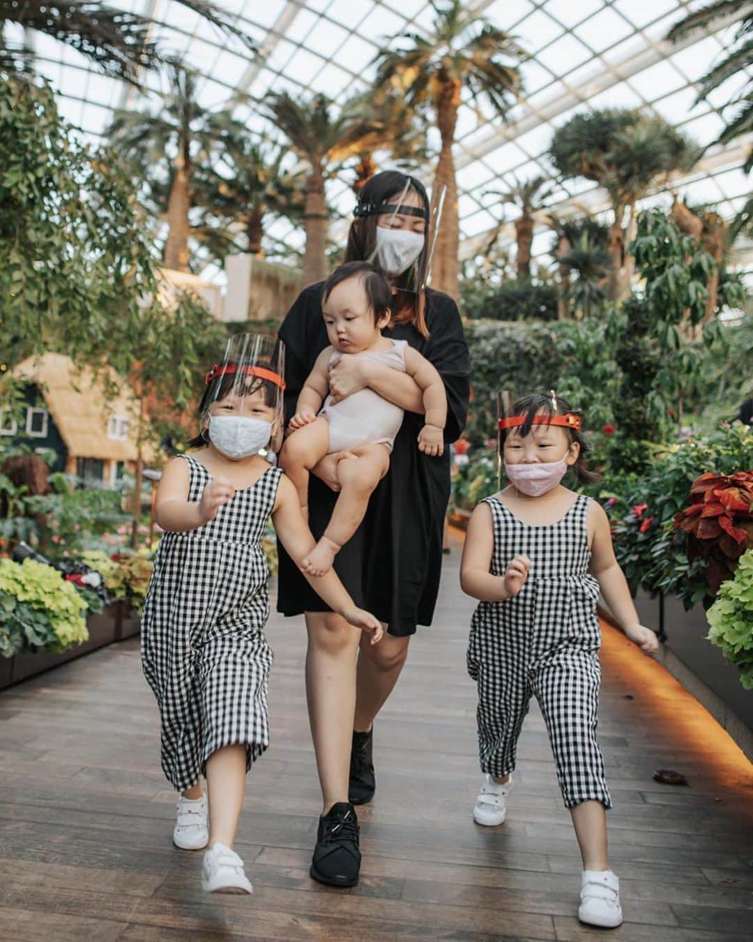 MOMOツインズのインスタグラム：「Living the new norm. Getting the kids outdoors alot more these days and becoming tourists in our homeland. That also means we have to stay vigilant with more exposure to crowds.  @polaroideyewear face shields are an extra protection on top of the mandatory masks. These are lightweight, anti-fogging and comes with an adjustable fit which are available in both adult and kids sizes. If only we can get Luke to put on one of these too!  Get yours online at polaroideyewear.com.sg #PolaroidEyewear #SeeBeyond #StaySafe #sp」