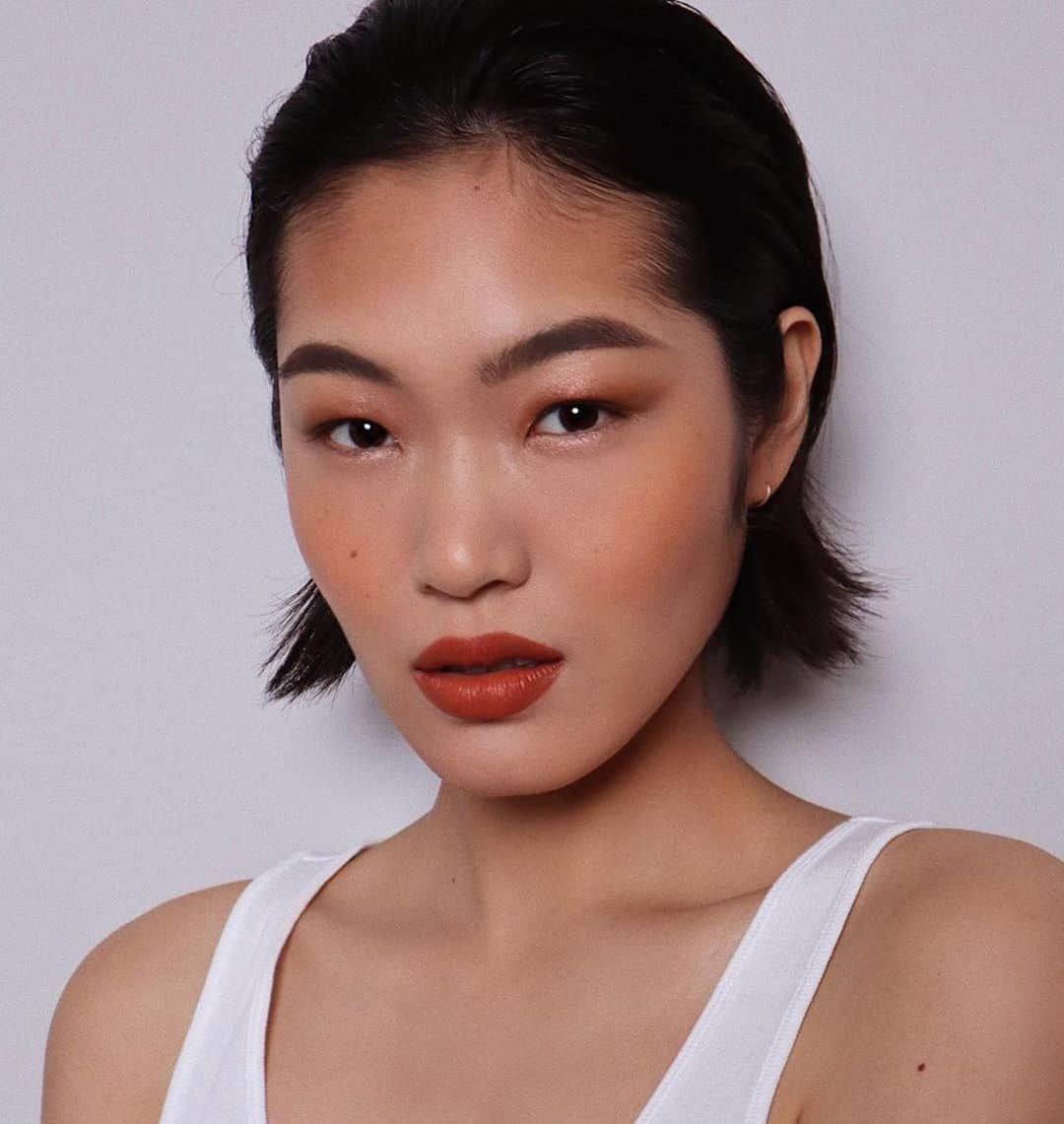 小椚ちはるさんのインスタグラム写真 - (小椚ちはるInstagram)「#repost @hungvanngo ・・・ “Spicy Toned Summer Makeup” video with the beautiful #ChiharuOkunugi (@chiharuokunugi) is now up on my #YouTube channel. Link in my bio 😛.  PRODUCTS:   @harryjoshprotools Pro Makeup & Wave Setting Clips  SKIN PREP @drbarbarasturm Glow Drop @susannekaufmann_ Eye Rescue Stick @embryolisseusa Lait-Crème Concentrè @grownalchemist Lip Balm  FACE @suqqu_europe Extra Rich Cream Foundation (202) @cledepeaubeauteus Concealer SPF 25 (Beige) @chanel.beauty Les Beiges Healthy Glow Bronzing Cream (390) @officialmanasi7 Silk Finish Powder Powder (Translucent) @kosas Color & Light: Creme Palette (Velvet Melon) @buxomcosmetics Staycation Vibes Bronzer (Rooftop Tan) @tatcha Luminous Dewy Skin Mist   EYEBROWS @marcjacobsbeauty Beauty Brow Wow Duo (Medium Brown) @glossier Brow Flick (Blond)  EYES @trinnylondon Eye2Eye / Eyeshade (Hope, Queen) @surratt Eyelash Curler @lancomeofficial Définicils High-definition Mascara (Black)  LIPS @smashboxcosmetics Always Sharp Lip Liner (Sienna) @sunniesface Fluffmate Lipstick (Baked)  Preditor @ninomars  Assisting @sooparkmakeup  #HungVanngoAndCo」8月25日 22時06分 - chiharuokunugi