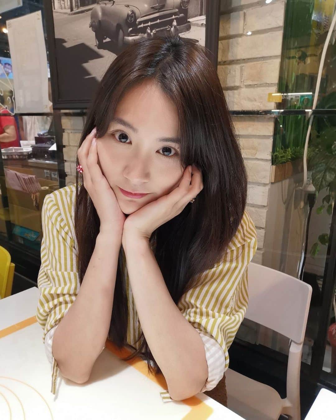 Liga Chiangのインスタグラム：「社交🖤 剛剛在想 那些檯面上的社交到底是什麼 那真正真心地默默關心和付出的人到底算是？ 慢慢的也明白 沒有感同身受這件事 以為對方一樣把你放在心上 但他沒把你當做一回事 那些你以為的別人 可以忙著收禮 而你有的  只是送不出去的禮物 我一樣不會把生活和日子拿來經營 要繼續過得更真切和自在才是  生活💛 今天游了泳 看了一本書  彈了幾首吉他 忙著新的投資事業 傍晚和母親大人走了一圈田野  走著時邊看著天上的月亮 心裡想著  牛郎織女應該相會了 往幾個年的七夕都有飄著雨 今年的七夕沒有下雨 那麼 牛郎和織女今天應該沒有在相遇的瞬間哭泣了 於是我安心著繼續微笑著  朝著月亮的方向和媽媽往前走著 順道一提 弟弟和小愛今日上架的line貼圖實在超級虐心啊💓  今天 「七夕快樂。」  #2020 #七夕 #祝大家七夕情人節快樂」