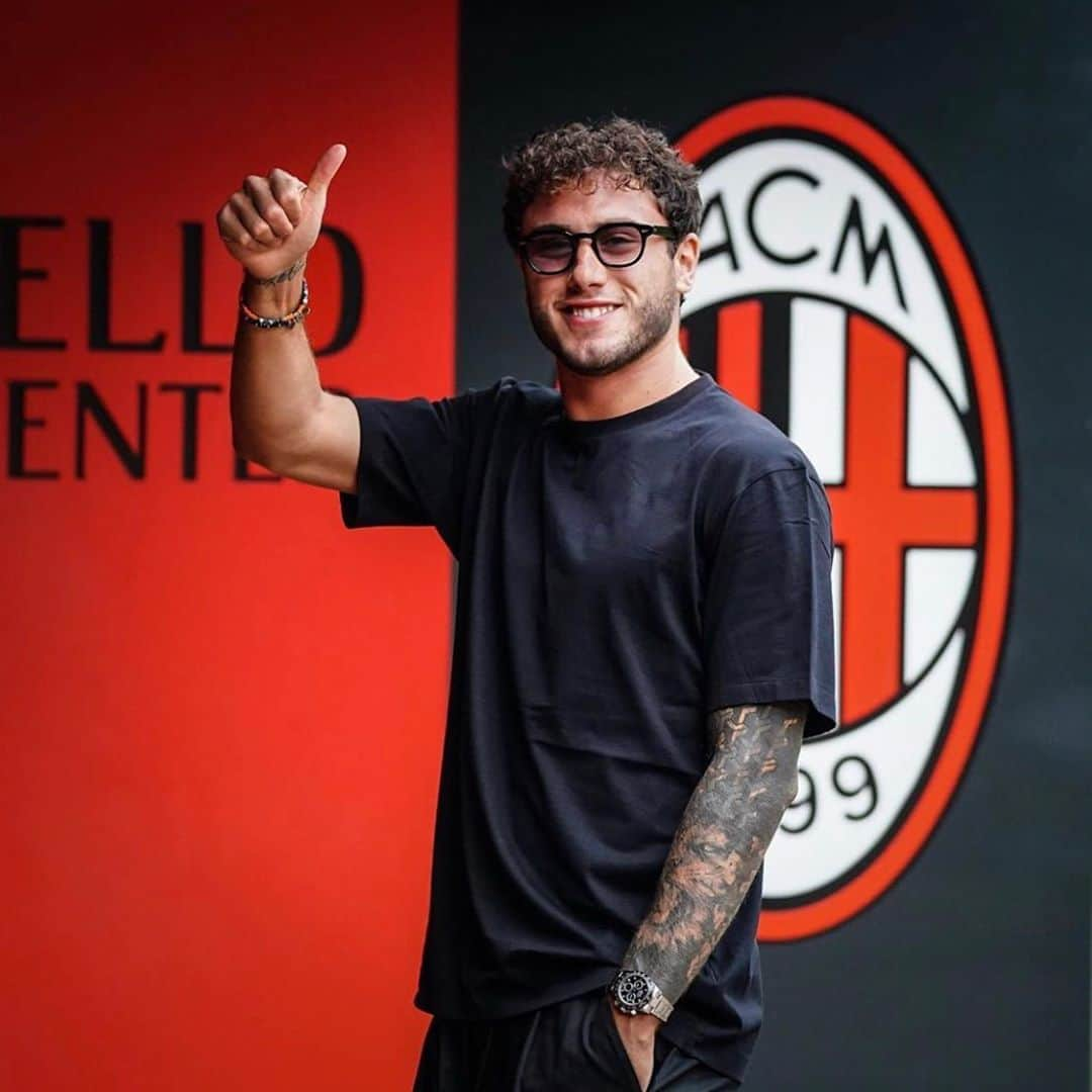 ダヴィデ・カラブリアさんのインスタグラム写真 - (ダヴィデ・カラブリアInstagram)「Back to business 📌😁 #NewSeason #DC2 @acmilan 🔴⚫️」8月25日 22時19分 - davidecalabria2