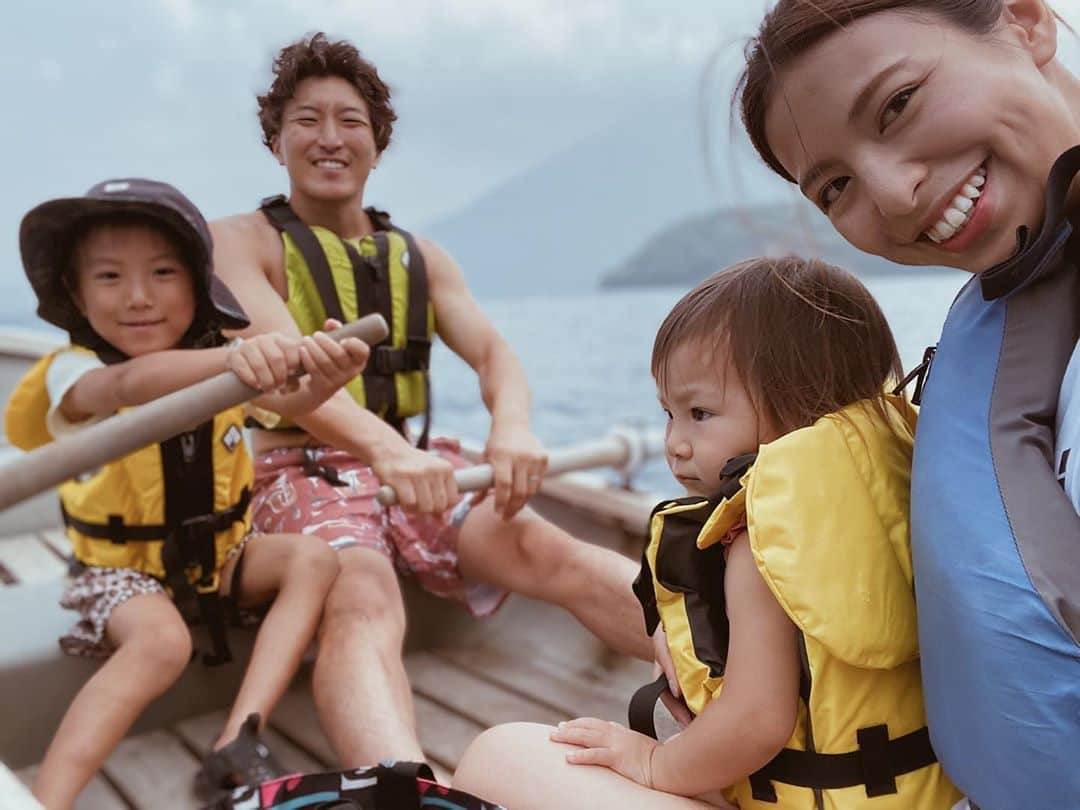 高橋菜摘さんのインスタグラム写真 - (高橋菜摘Instagram)「🗻 ふらっと山梨tripキロク📝 下見に行ったキャンプ場で 急に乗りたくなってボートへ @bose の スピーカー持ってったの🎶 ボートで寝転がりながらの @jackjohnson の曲が染みた💓 . 息子めっちゃ楽しそうだったな💭 けど多分何より大人が幸せで仕方なかった。 全然人が居なくて波も無く涼しく。 富士山も目の前にうっすら存在して🗻 あー湖っていいよね、本当。 山川海ばかりな数ヶ月だけど たまには湖水浴〜🤍 あれ、私の世界に “都会”は無くなったかな？笑 秋は #湖畔キャンプ 🏕 ばかりになりそうだなぁ💭 . . #familytime  . . #家族 #家族写真 #家族旅行 #ボート #湖畔 #山中湖 #山梨旅行 #4歳差兄妹 #5歳と1歳 #旅行　 #浩庵キャンプ場 キャンプ場 #本栖湖」8月25日 22時15分 - natsu128