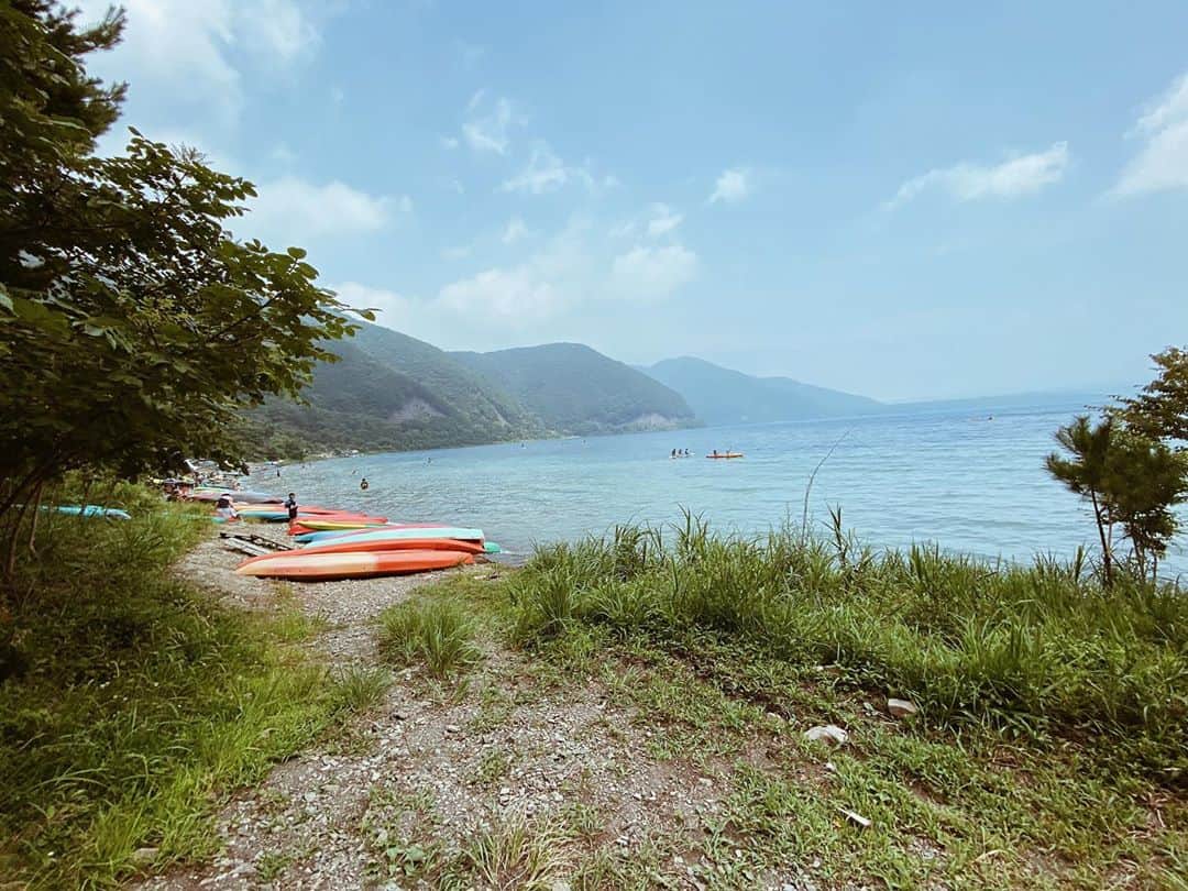 高橋菜摘さんのインスタグラム写真 - (高橋菜摘Instagram)「🗻 ふらっと山梨tripキロク📝 下見に行ったキャンプ場で 急に乗りたくなってボートへ @bose の スピーカー持ってったの🎶 ボートで寝転がりながらの @jackjohnson の曲が染みた💓 . 息子めっちゃ楽しそうだったな💭 けど多分何より大人が幸せで仕方なかった。 全然人が居なくて波も無く涼しく。 富士山も目の前にうっすら存在して🗻 あー湖っていいよね、本当。 山川海ばかりな数ヶ月だけど たまには湖水浴〜🤍 あれ、私の世界に “都会”は無くなったかな？笑 秋は #湖畔キャンプ 🏕 ばかりになりそうだなぁ💭 . . #familytime  . . #家族 #家族写真 #家族旅行 #ボート #湖畔 #山中湖 #山梨旅行 #4歳差兄妹 #5歳と1歳 #旅行　 #浩庵キャンプ場 キャンプ場 #本栖湖」8月25日 22時15分 - natsu128