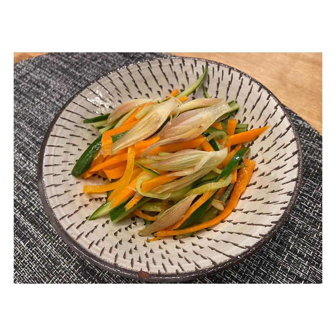 大山未希さんのインスタグラム写真 - (大山未希Instagram)「🍜  めずらしくつけ麺にしてみた。  みょうがときゅうりとにんじんのナムルも💕  スープはなんとなくで いろいろいれたから もう一回作れと言われても 作れない😂  #ラーメン #つけ麺 #僕・・・ #みきごはん🍙 ↓」8月25日 22時21分 - miki_oyama1003
