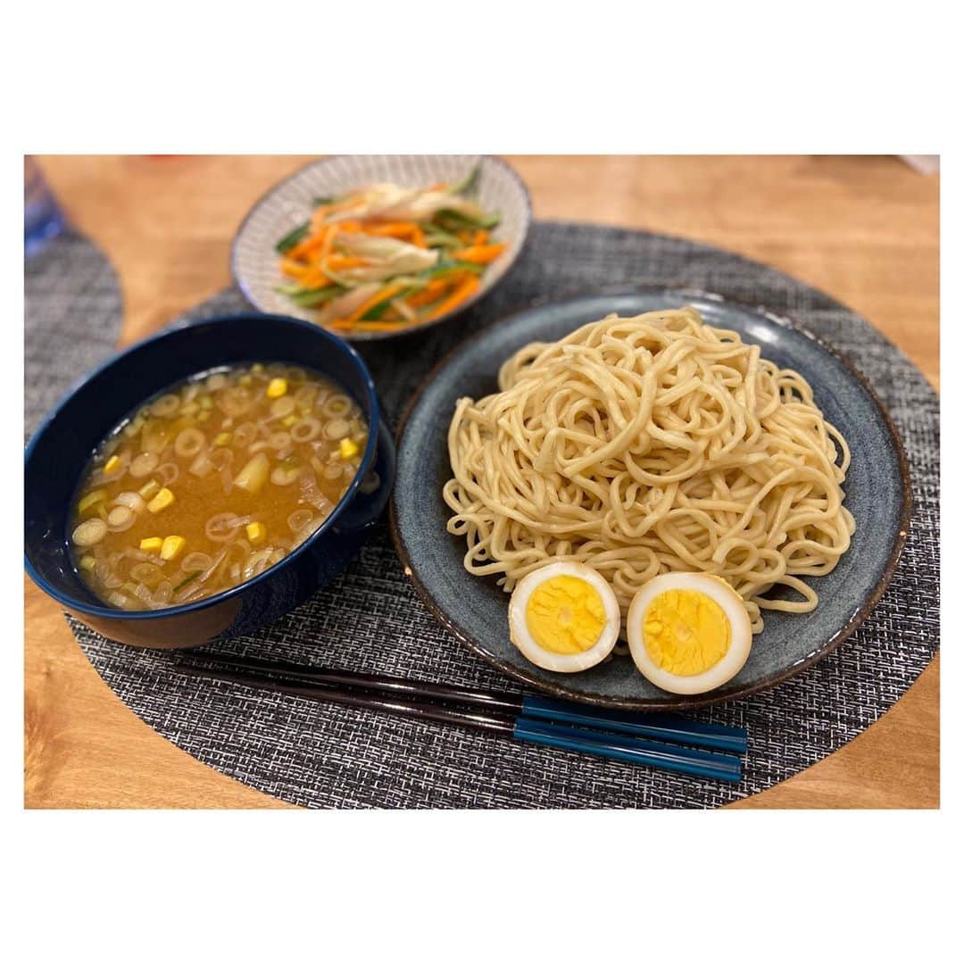 大山未希さんのインスタグラム写真 - (大山未希Instagram)「🍜  めずらしくつけ麺にしてみた。  みょうがときゅうりとにんじんのナムルも💕  スープはなんとなくで いろいろいれたから もう一回作れと言われても 作れない😂  #ラーメン #つけ麺 #僕・・・ #みきごはん🍙 ↓」8月25日 22時21分 - miki_oyama1003