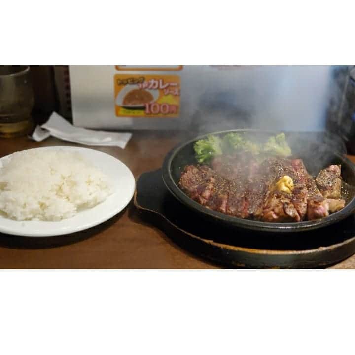 太田芳伸のインスタグラム：「【ダイエットしてる方】 【お腹空いてる方】見ないで下さい‼️ 【飯テロ】 【見て批判お断り】 【あっ、後、爆音注意⚠️】 . 今日は僕のチートディ。 . 朝御飯(撮るの忘れる) ・オートミール　・プロテイン一杯 ・味噌汁　・鶏モモ肉の生姜焼き . 昼御飯 ・いきなりステーキ450g　・中御飯 . 間食 ・ダブルビッグバーガーセット(ポテトL コーラL) →豆知識で教えて貰ったピクルスとオニオン多め . ・31アイスクリームのシェイク →豆知識で教えて貰ったシェイク . 晩御飯 ・チャンポン　・チャーハン小 . 夜食 ・ミスタードーナツ５個  身体をチート(騙す)のも楽じゃないねぇー😅 大食いじゃないから後半辛い😢 . さぁ、明日から元に戻すぞーーー‼️ 身体よ、応えてくれよーーー‼️」