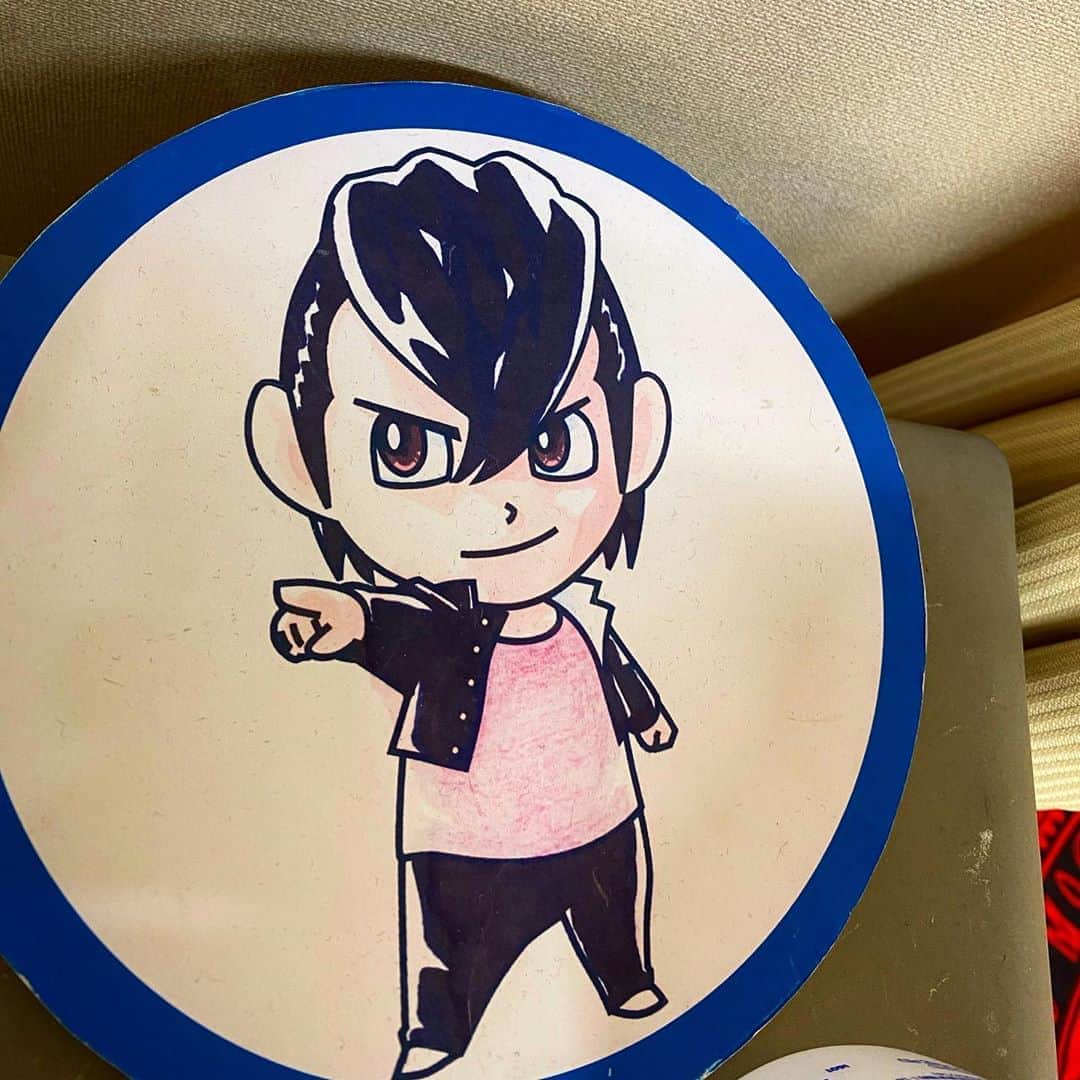 才川コージのインスタグラム：「楽屋にこんなものが。  【仮面ライダーフォーゼ】  僕が初めて仮面ライダーに携わった作品。  9年後にまたライダーに出演している事が嬉しいし、不思議な気持ち！  明日も顔晴るぞ！ #仮面ライダーセイバー #ズオス #如月弦太朗　#仮面ライダーフォーゼ #kamenrider #kamenridersaber」