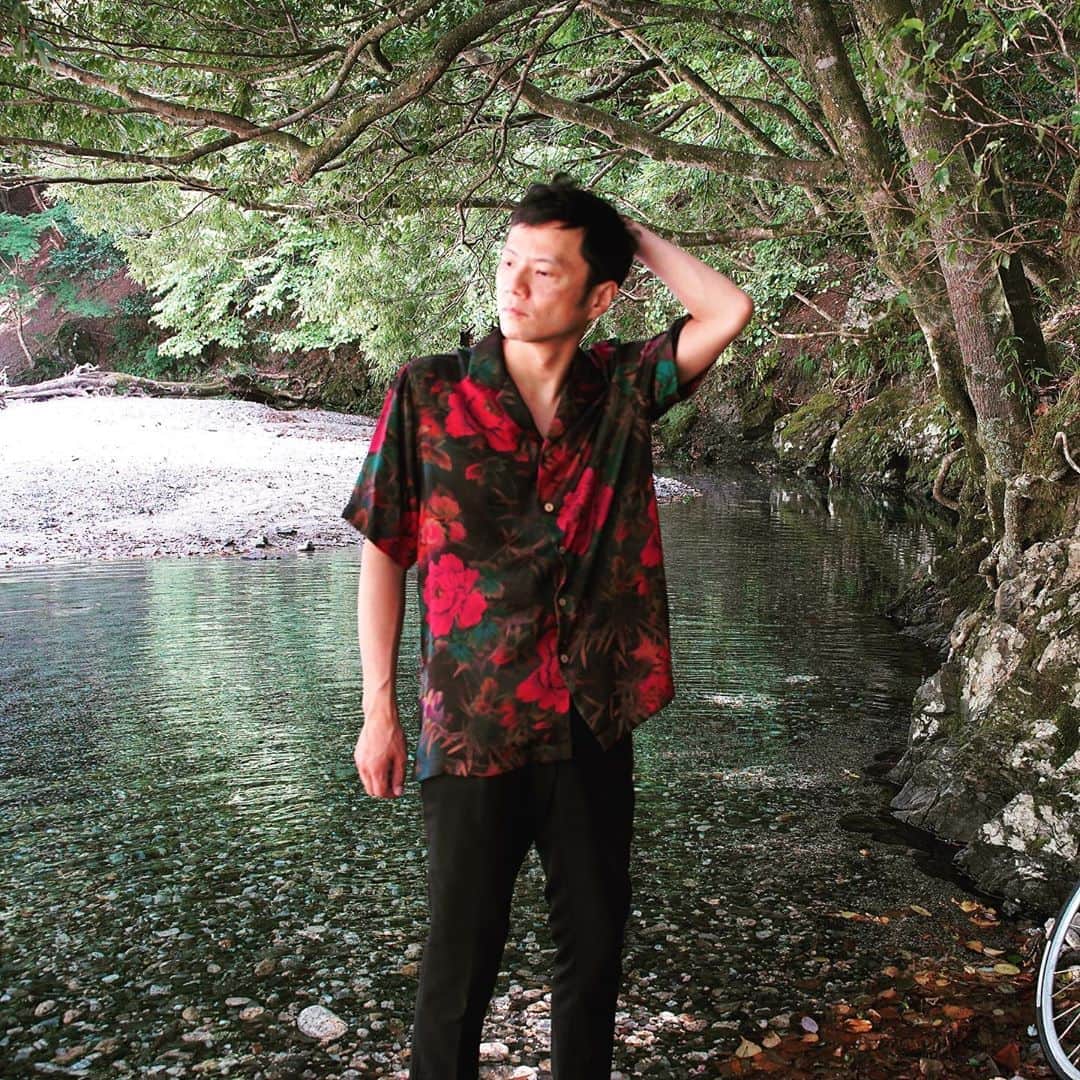 奇妙礼太郎さんのインスタグラム写真 - (奇妙礼太郎Instagram)「水が冷たかった。 #柄シャツ」8月25日 22時25分 - reitaro_strange