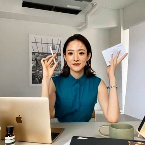 withさんのインスタグラム写真 - (withInstagram)「with9月号「OL服レスキューブック」企画では テレカンにぴったりなトップスをたっぷり紹介しています🙋‍♀️💓 襟があることで、ばっちり仕事感を演出できますよ！ . あみちゃんには、ガジェットを使いこなす出来る女を演じてもらいました👩‍🏫✨ . #with9月号 #OL服レスキューブック #山崎あみ #雑誌付録 #with付録 #ジルスチュアート #イルミネイティングセラムプライマー #付録ポーチ」8月25日 22時35分 - with_mag_official