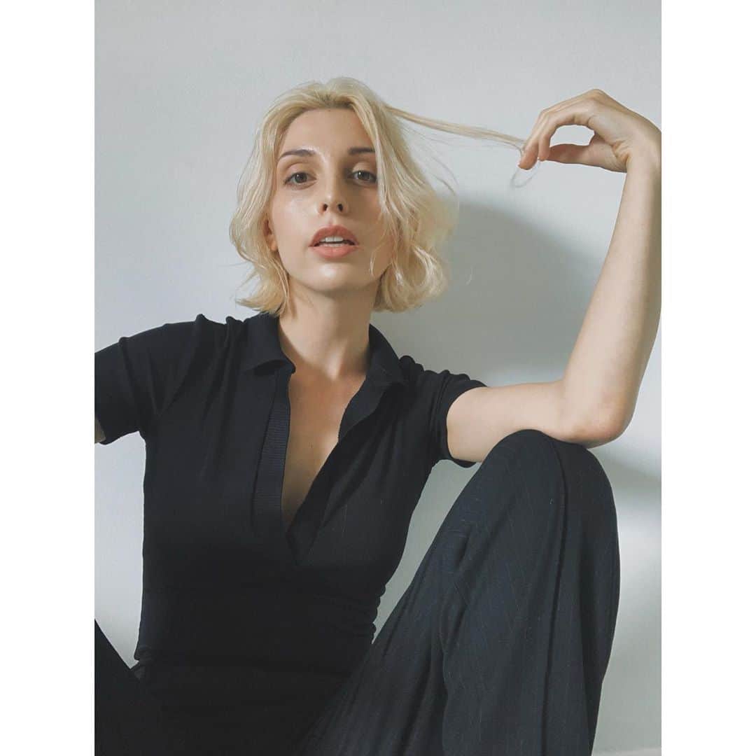 リアンヌのインスタグラム：「I used to hate the fact that I’m half Iranian but now I actually regularly check VogueArabia just to see how we are doing 😂❤️」