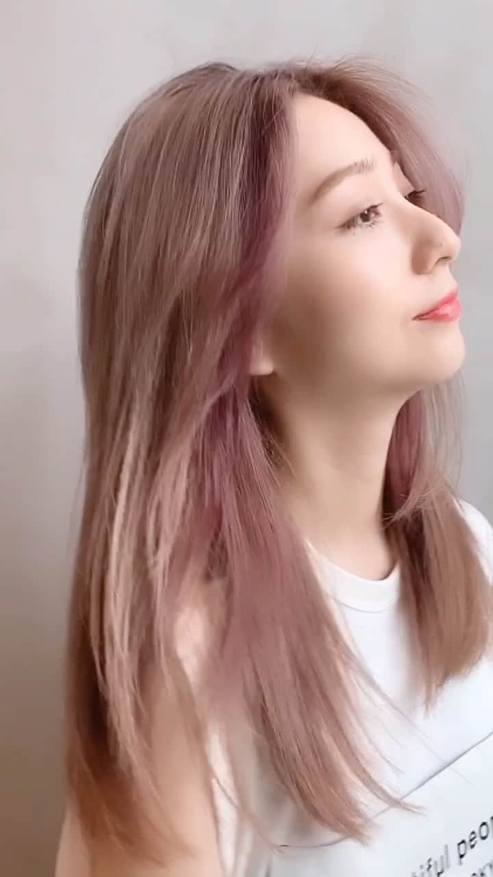 松尾 瞳のインスタグラム：「💜💜💜 . ちょっと前の #バングカラー 👻💜 by @yu_kihair  . #ヘアカラー #haircolor #ヘアスタイル #hairstyle #デザインカラー  #パープルヘアー  #イヤリングカラー」