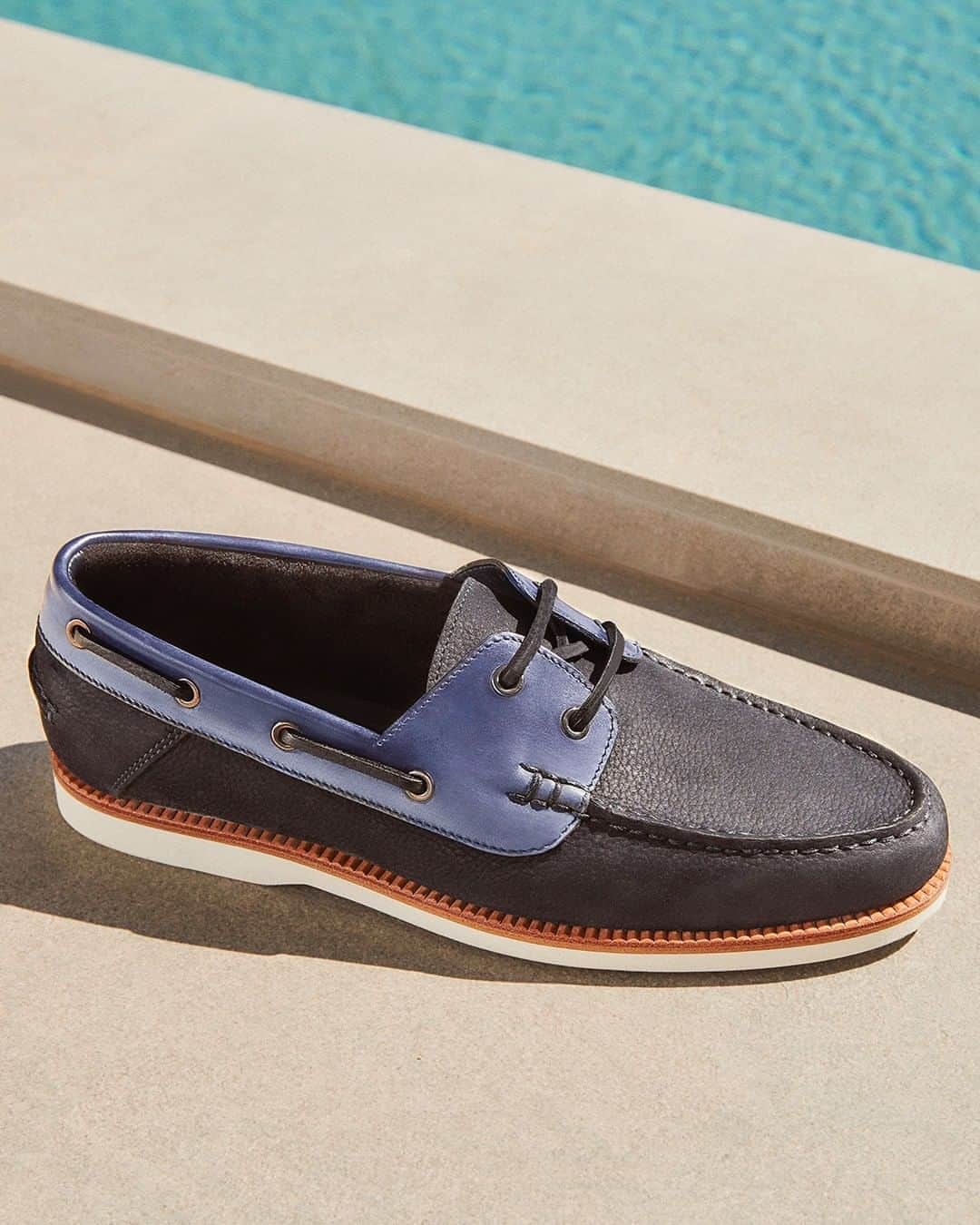 サントーニのインスタグラム：「A sleek leather boat shoe for beach, bar and beyond.  #Santoni #makersofbeauty #madeinSantoni #SantoniSS20」
