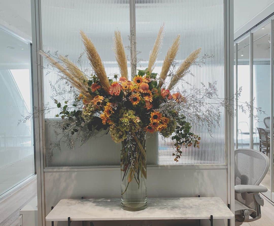 ソンミさんのインスタグラム写真 - (ソンミInstagram)「今週のofficeのお花です。﻿ ﻿ 紫陽花も向日葵も少し秋色になってきて、﻿ 夏がもう少しで終わるのかな〜ってちょっぴり﻿ 寂しい気分になります。﻿ ﻿ ﻿ ✔︎パンパスグラス﻿ ﻿ ✔︎リモニューム﻿ ﻿ ✔︎プロテアロビン﻿ ﻿ ✔︎リューカデンドロン﻿ ﻿ ✔︎紫陽花﻿ ﻿ ✔︎エキナセア﻿ ﻿ ✔︎ユーカリ﻿ ﻿ ✔︎向日葵﻿ ﻿ 今回の花材です。﻿ 残りの夏も楽しもう。 @goldensyunka さん、いつもありがとうございます♡  #meethoffice  #myoffice」8月25日 22時31分 - sonchan0111