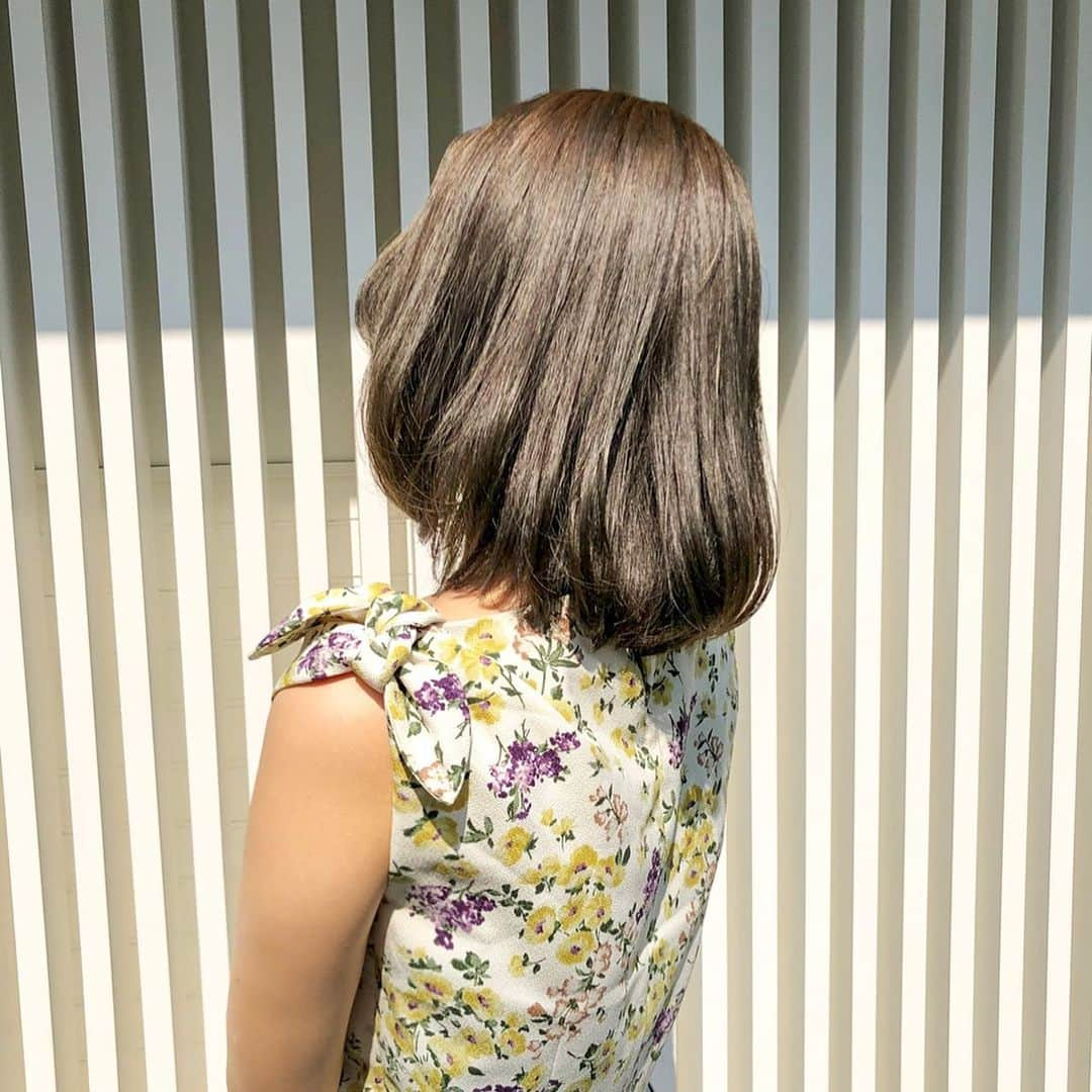 chayさんのインスタグラム写真 - (chayInstagram)「久しぶりの✂︎✂︎✂︎ 初めてシルバーサファイアというカラーをチョイス🙆‍♀️ 光が当たるとブルーのような、シルバーのような素敵な色🌿どうかなぁ？☺️  @cieca.noguchi いつもありがとうございます✨  #cieca #シエカ #hair #salon #cut #bob #カット #ボブ #カラー #シルバーサファイア」8月25日 22時33分 - chay1023_official