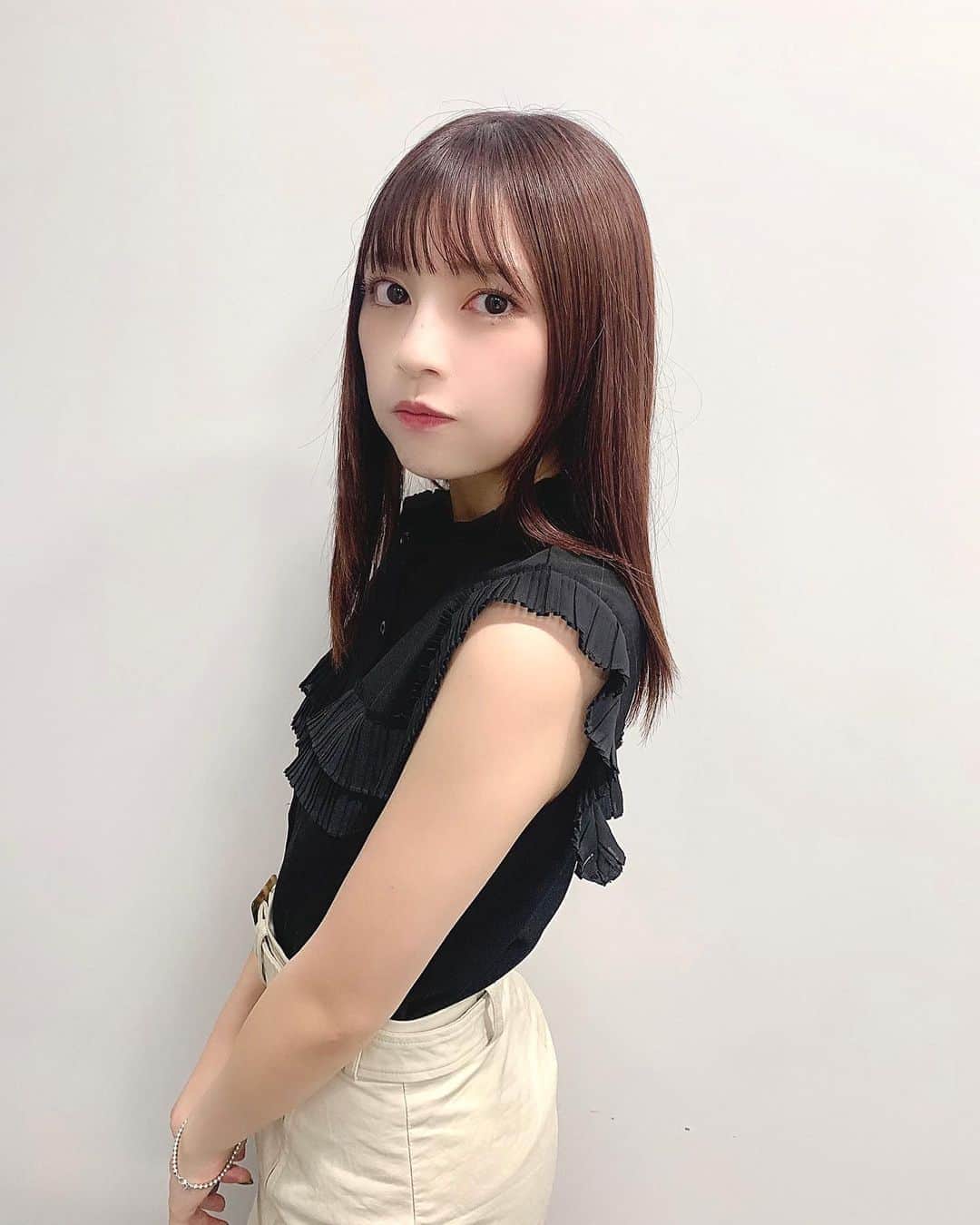 廣川奈々聖のインスタグラム：「落ち着いたコーデになった🐰❤︎﻿ ﻿タグ付けしてる〜 ☁ ﻿ ﻿ #ななせのふく#夏コーデ#今日のコーデ #tittyandco#cheriemona#ノースリーブ#シックコーデ#ストレートヘア#todayscode」