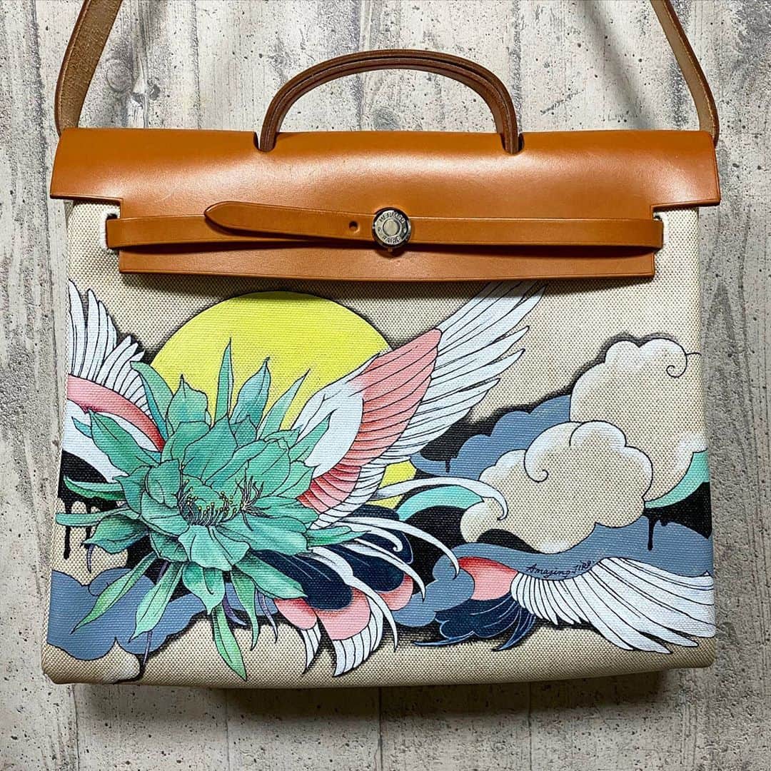 Amazing JIROさんのインスタグラム写真 - (Amazing JIROInstagram)「I drew on the Hermes bag!! My friend from schooldays is planning to gift this bag to his wife, and he asked me to draw on it to make it even more special! I got very nervous because I couldn’t draw a rough draft on the bag!  . design&paint by me. ． #amazing_jiro #hermes #bag #gift #special #paint #painting #draw #drawing #art #nervous #imadeit #エルメス #エルメスバッグ #バッグ #贈り物 #オンリーワン #ペイント #絵 #アート #緊張感 #緊張しました💦」8月25日 22時37分 - amazing_jiro