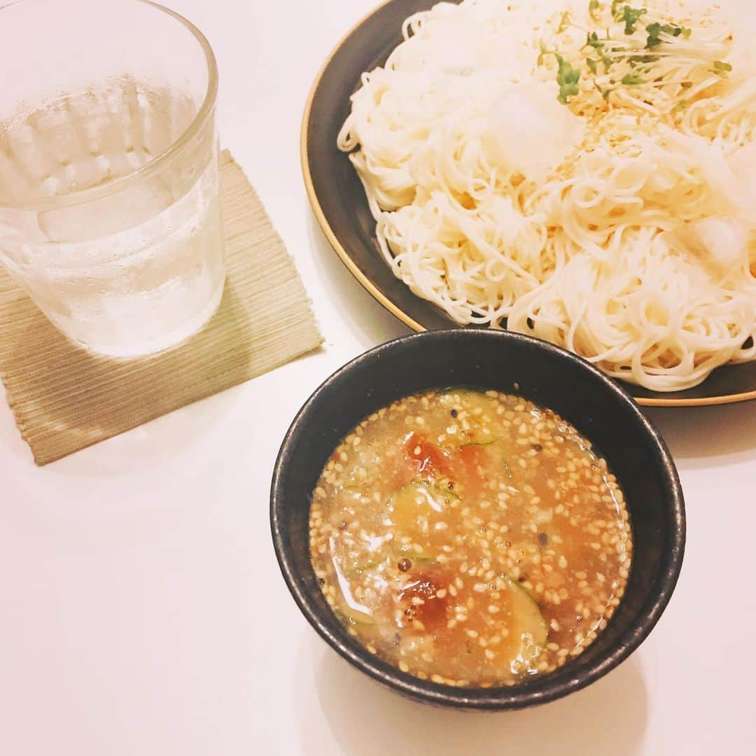 森由月さんのインスタグラム写真 - (森由月Instagram)「・ 本日のおゆうはん。 *サバ缶そうめん。 つゆ→サバ缶(汁ごと)+胡瓜スライス+トマト+めんつゆ+おろし生姜+すりごま&炒りごまたっぷり+七味 ・ まだまだ熱いので、さっぱり栄養もたっぷりに。 ＊ ＊ ＊ #晩ごはん #ゆうはん #おうちごはん #料理 #自炊 #料理好きな人と繋がりたい #おうちごはんlover #和食 #献立 #食事 #クッキングラム #暮らし #フーディーテーブル #料理写真 #てづくりごはん365 #そうめん #そうめんアレンジ #サバ缶そうめん #サバ缶レシピ  #dinner #meal #japanesefood #cooking #cuisine #instafood #foodstagram #foodie #homecooking #eat #foodphotography」8月25日 22時38分 - mori_yutsuki